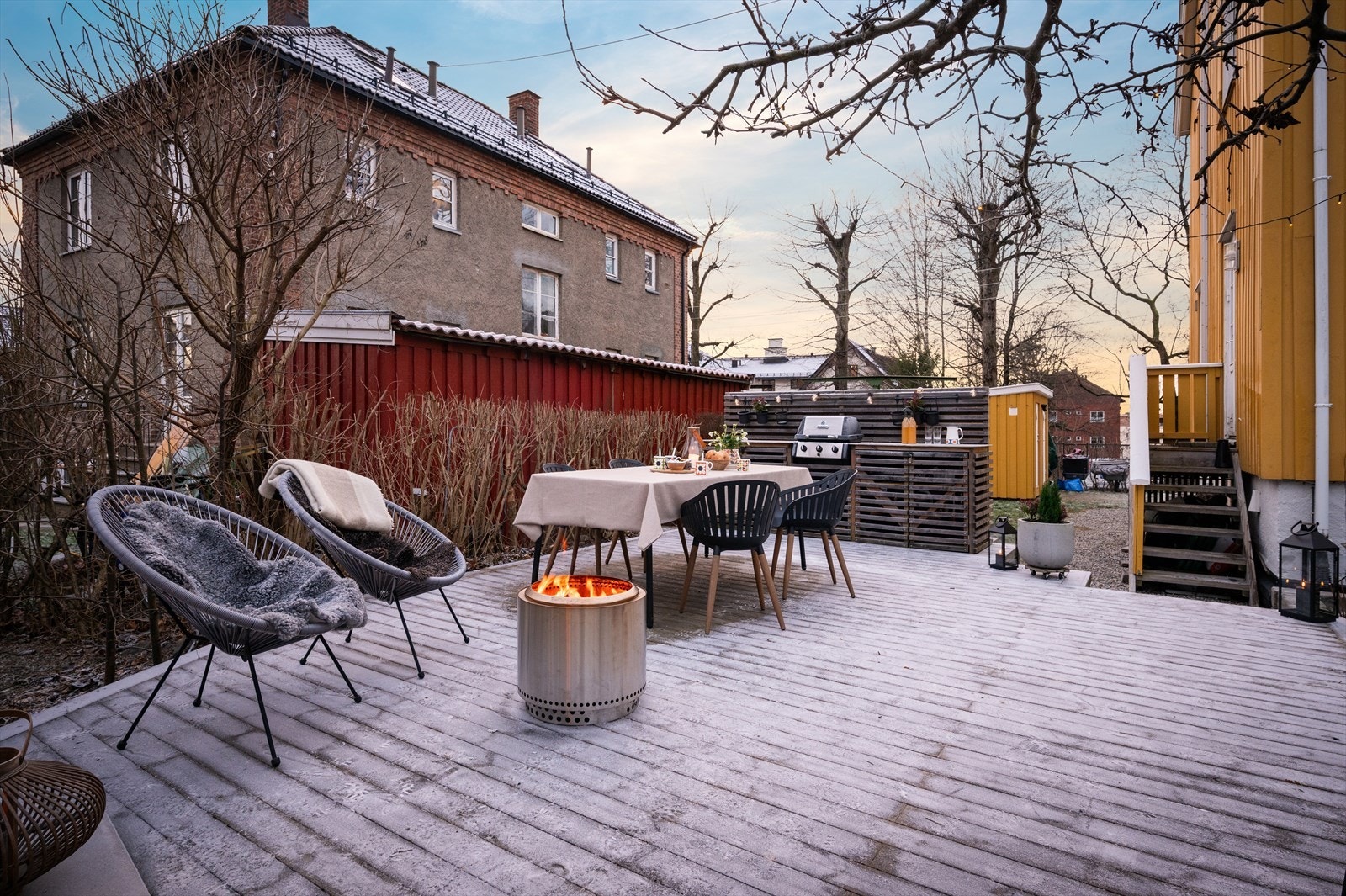 Her er det rom for mye utendørs hygge og sosialt samvær med blant annet et praktisk utekjøkken som ble bygget i 2020, samtidig som plattingen. Galleribilde