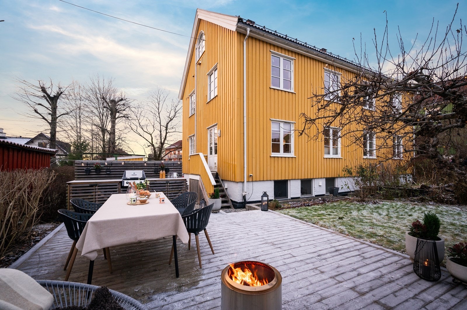 Terrassen er ca. 42 kvm. og kan derfor innredes med flere soner, langbord, solseng etc. Galleribilde