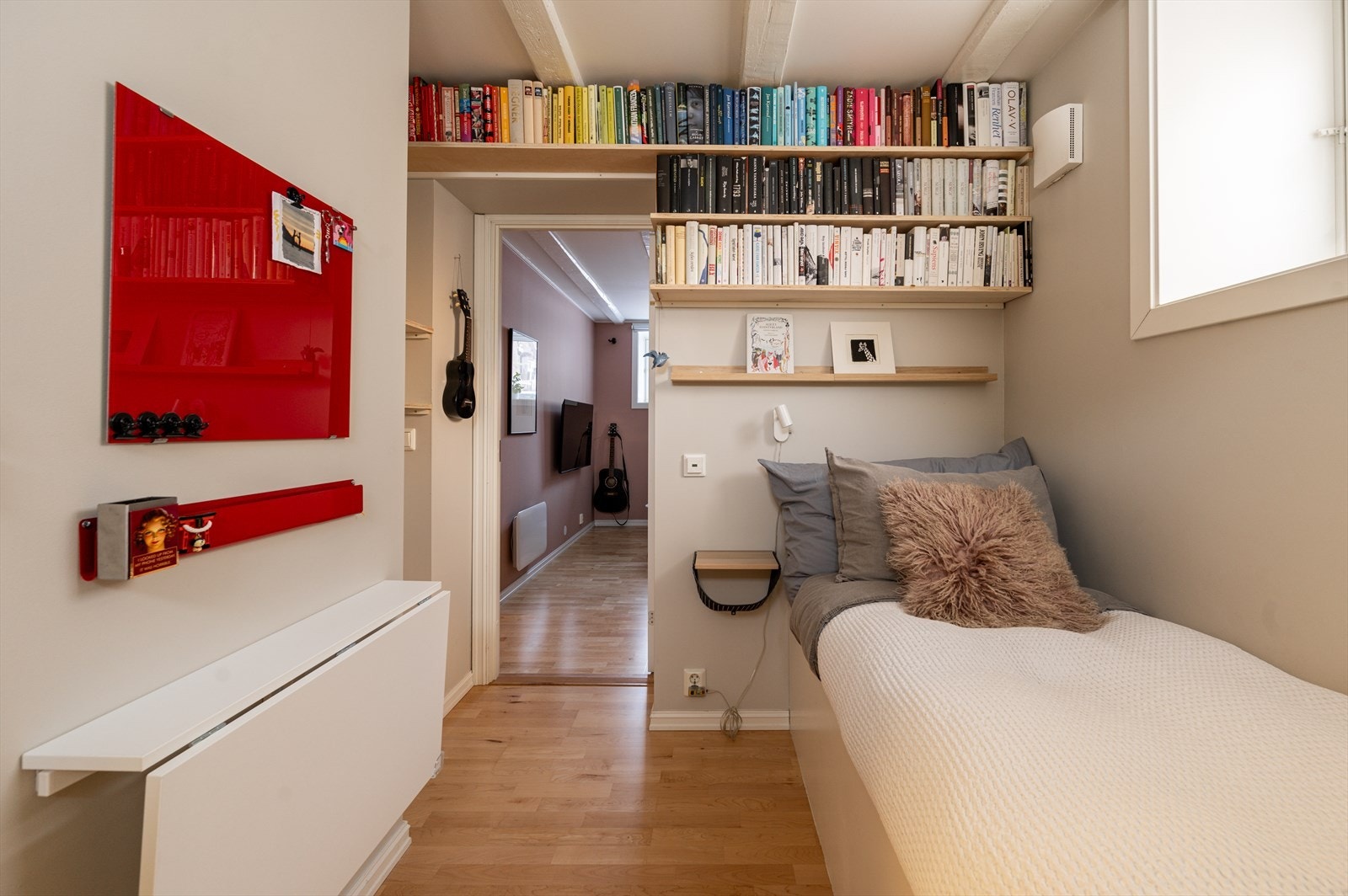 To vinduer slipper inn godt med naturlig lys, og rommet har direkte tilgang til et privat bad. Galleribilde