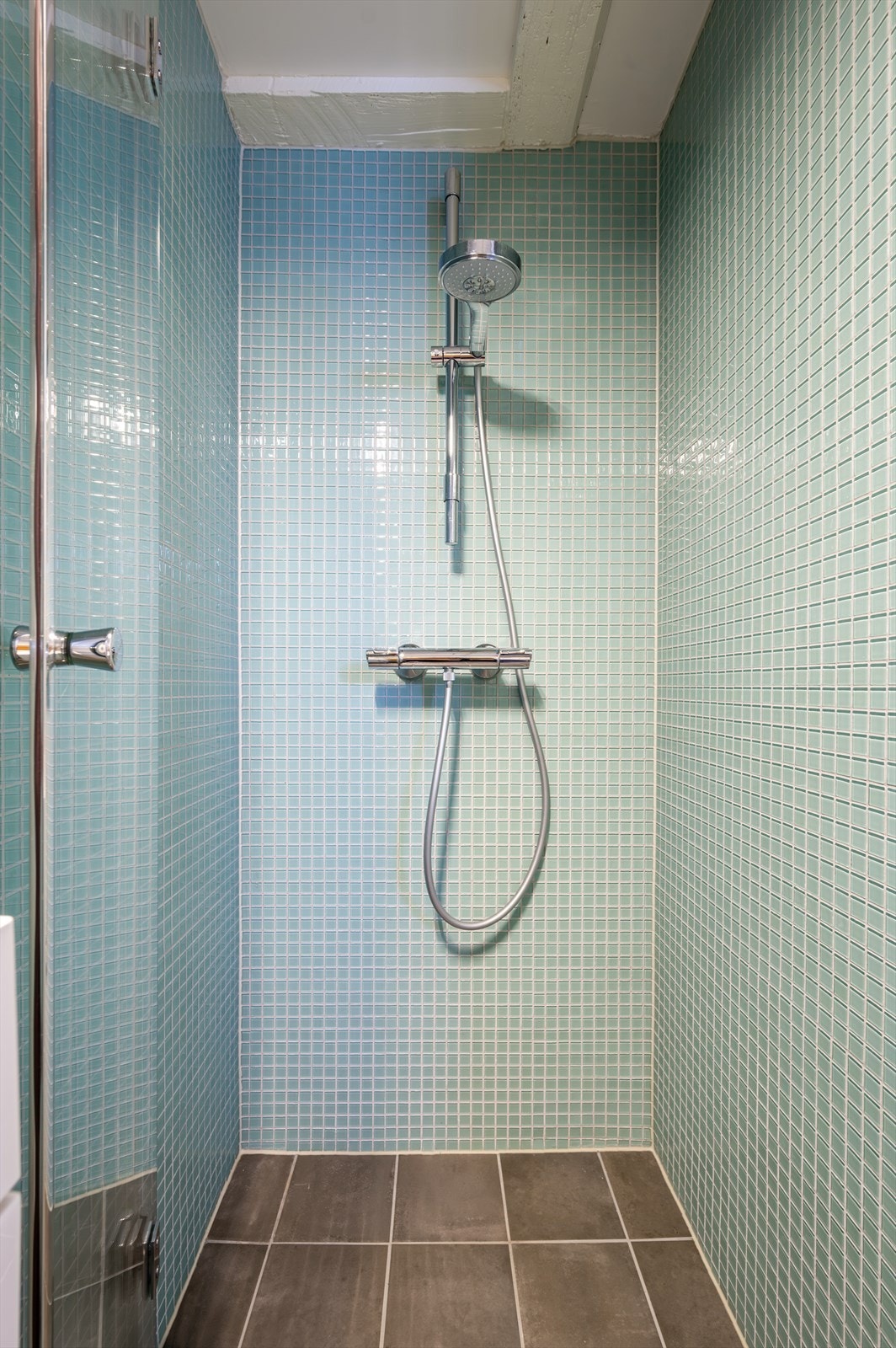 Moderne bad fra 2015 utført av Mur og Flisconsult AS. Galleribilde