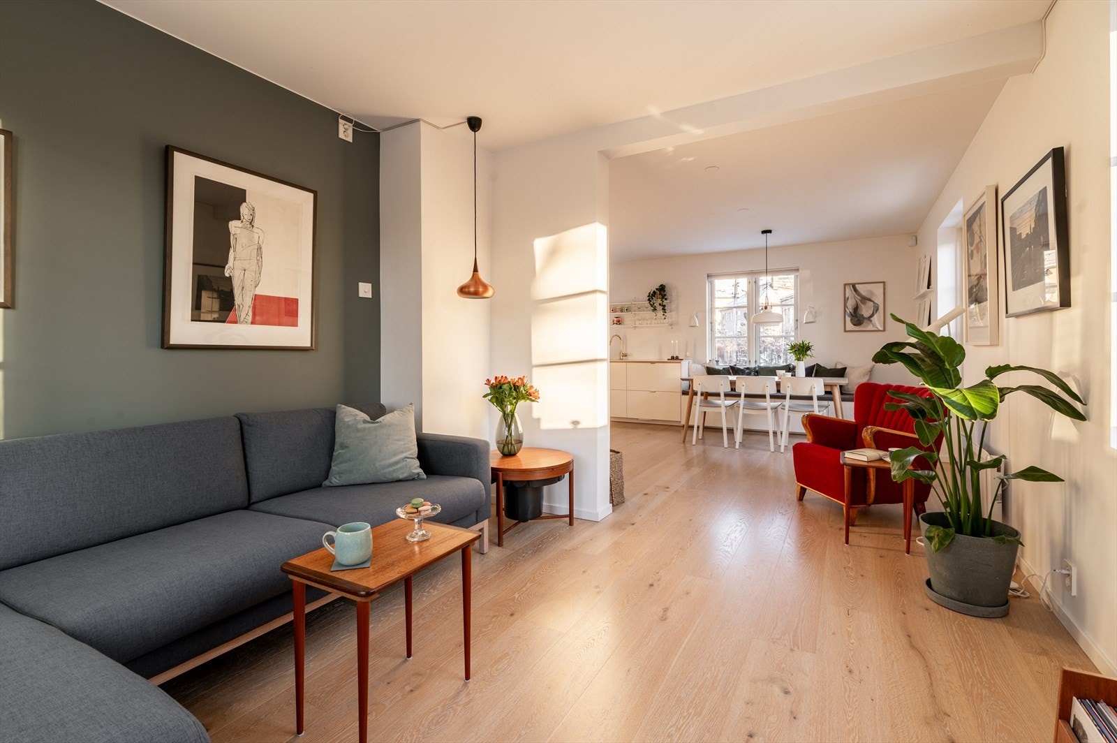 Romslig og innbydende stue med plass til både sofagruppe og spisebord, i to separate soner. Galleribilde