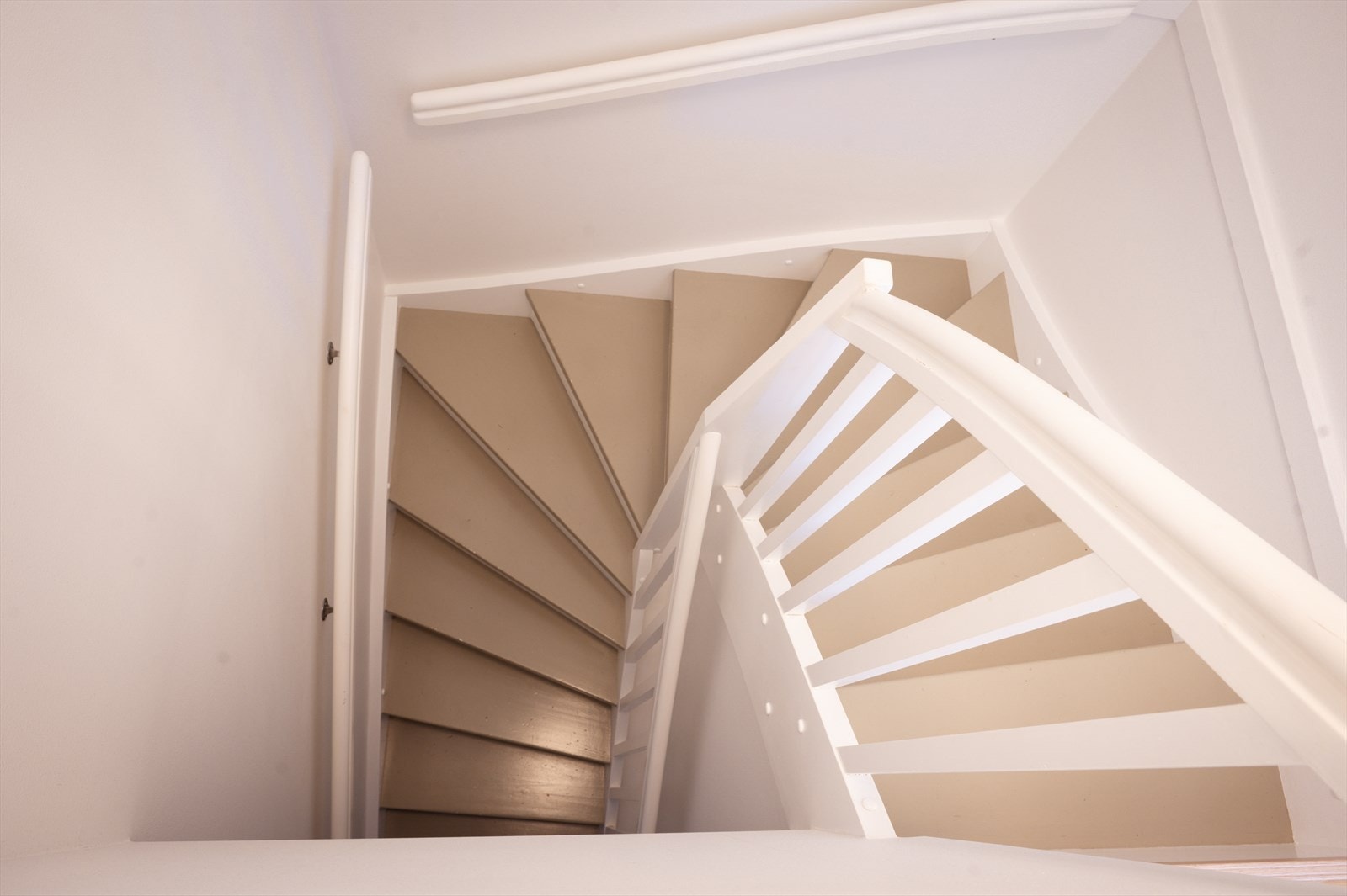 Trappen tar deg ned til boligens underetasje, og har ekstra lagringsplass i kott under. Galleribilde