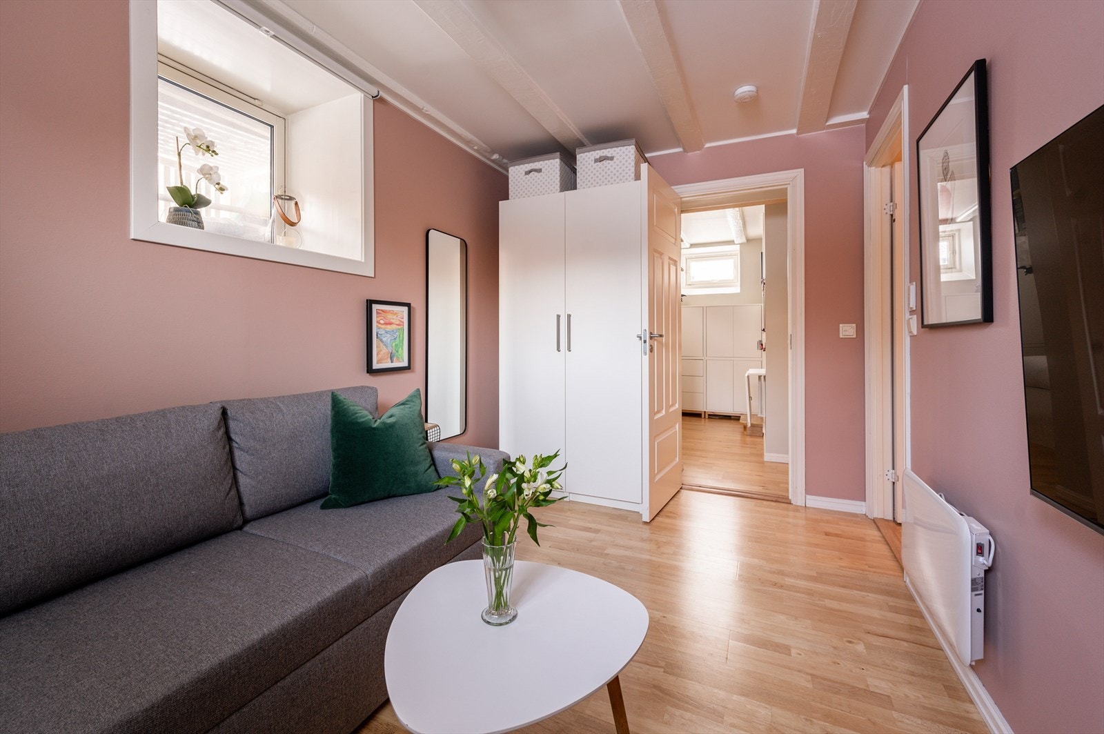 Rommet har plass til seng, nattbord og skrivepult, og brukes i dag som TV-stue/gjesterom. Galleribilde