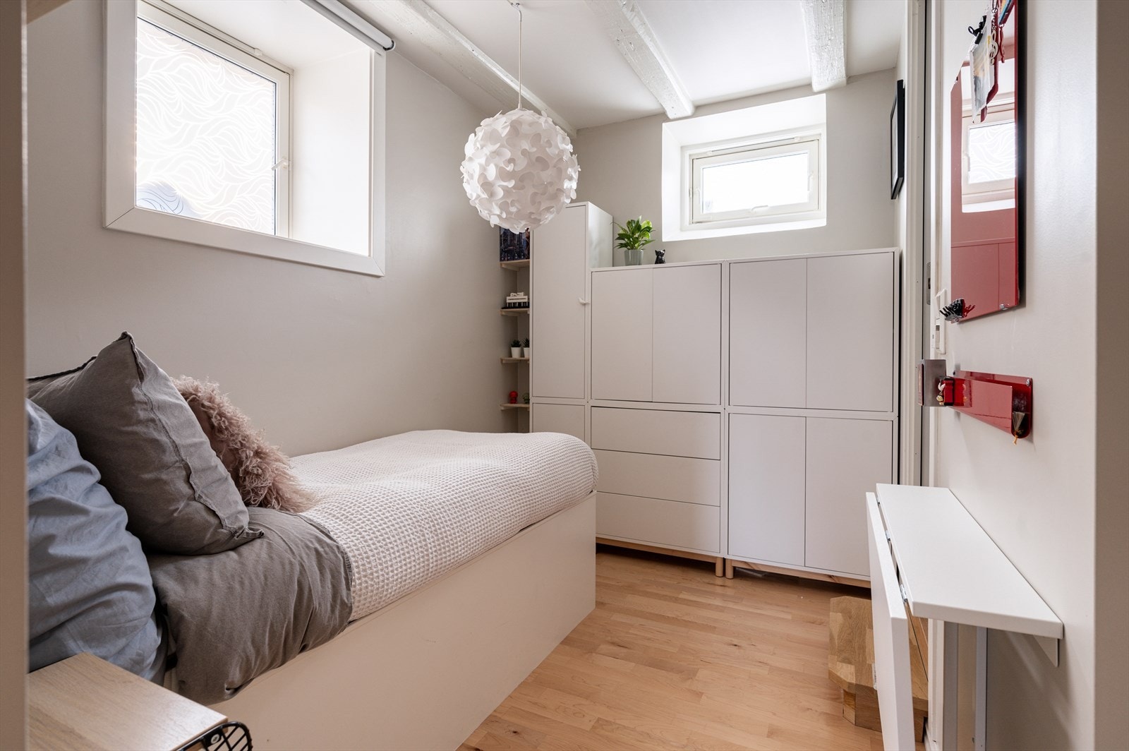 På soverom 3 ble det i 2015 ble det lagt nytt gulv og bygget seng med oppbevaring. Galleribilde