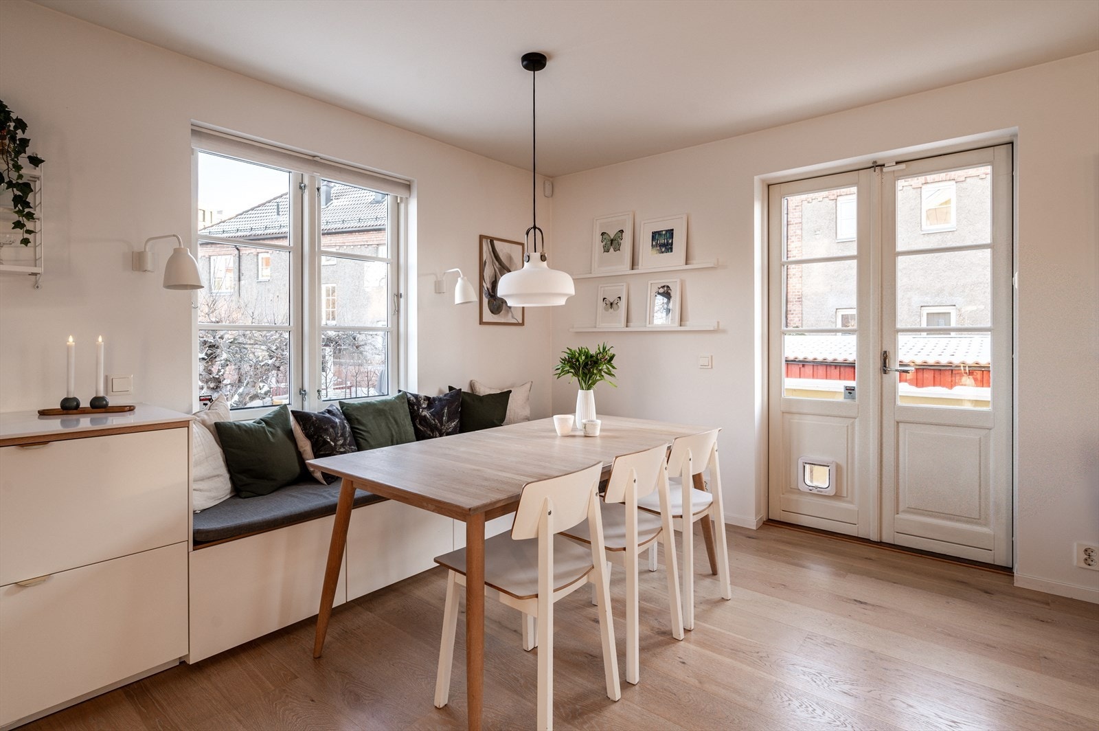 Det er bygget sittebenk i spisestuen med praktisk oppbevaringsplass under. Galleribilde