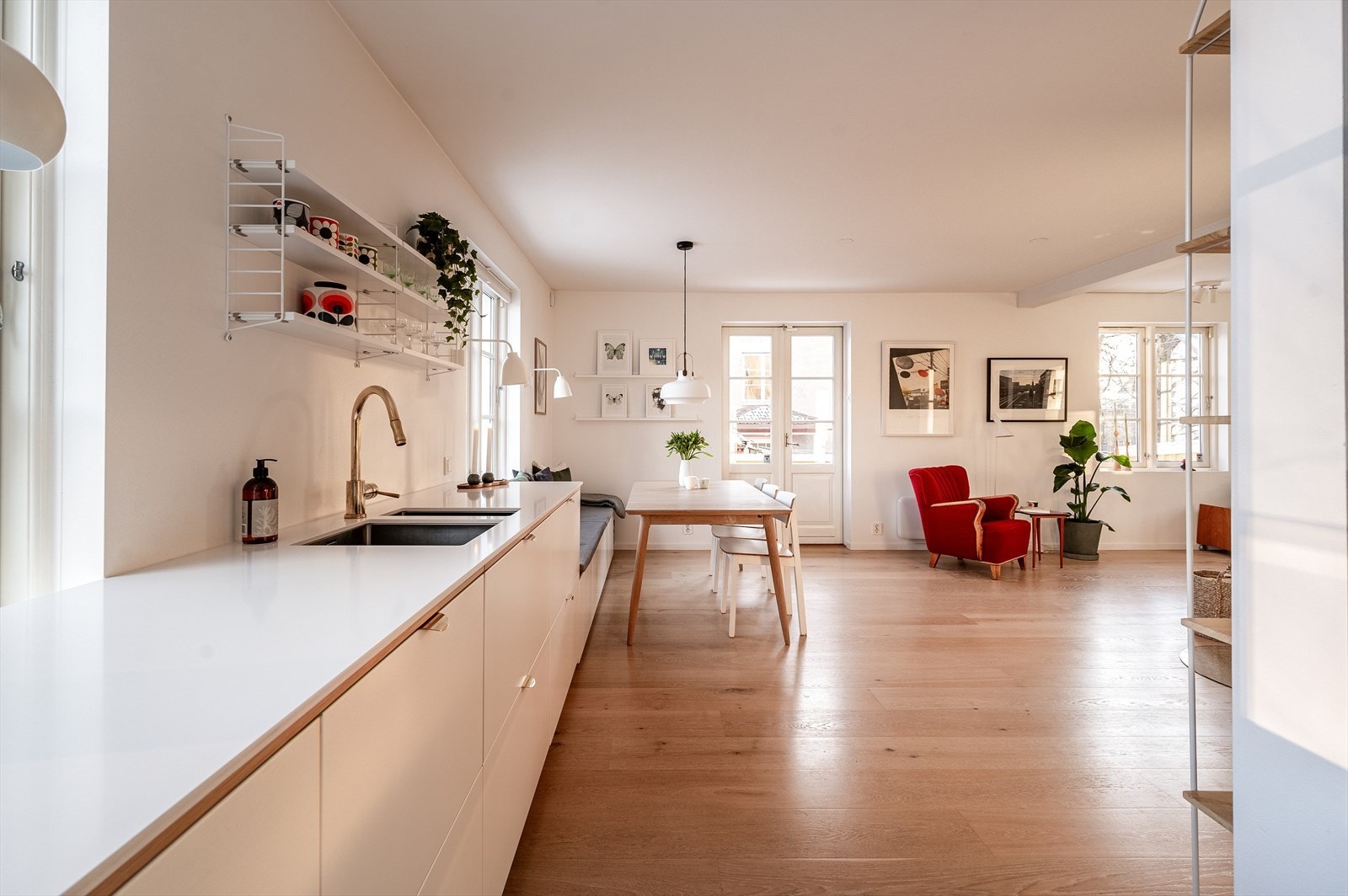 Godt med både benkeplass og oppbevaring gjør kjøkkenet praktisk og funksjonelt. Galleribilde