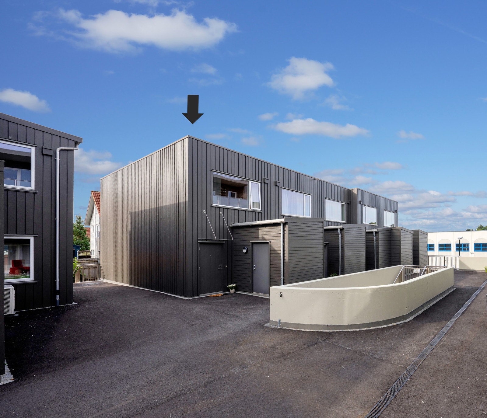 Velkommen til et innbydende enderekkehus med attraktiv plassering like ved Tasta senteret. Bilen parkeres i lukket garasjeanlegg i kjeller. Galleribilde