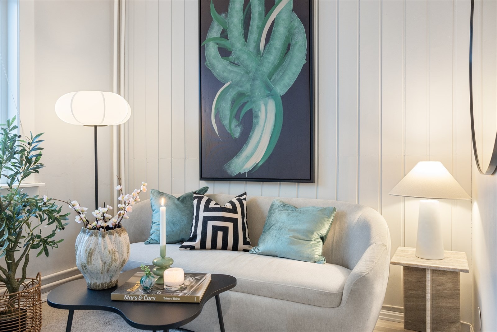 Arealefektiv stue som gir gode muligheter for møblering med sofa, bord og TV-møblement. Galleribilde