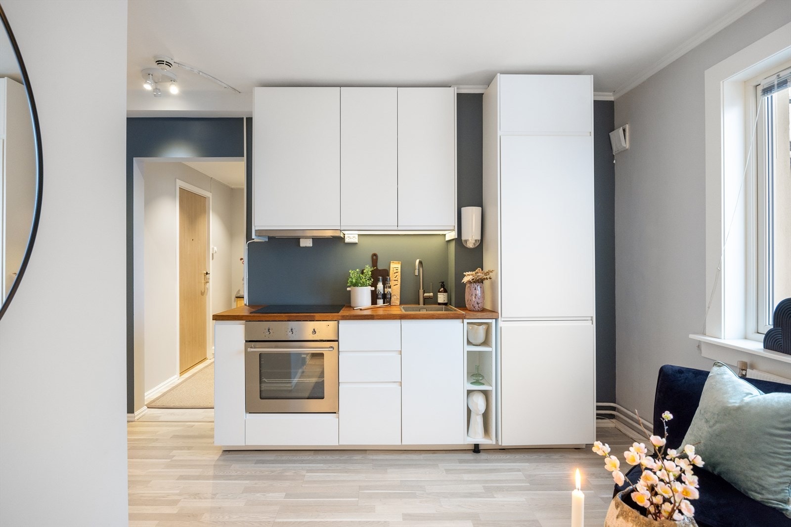 Boligen er malt i lyse moderne farger som skaper en god atmosfære, og har store nye vinduer som bidrar til at leiligheten er lys og luftig. Galleribilde