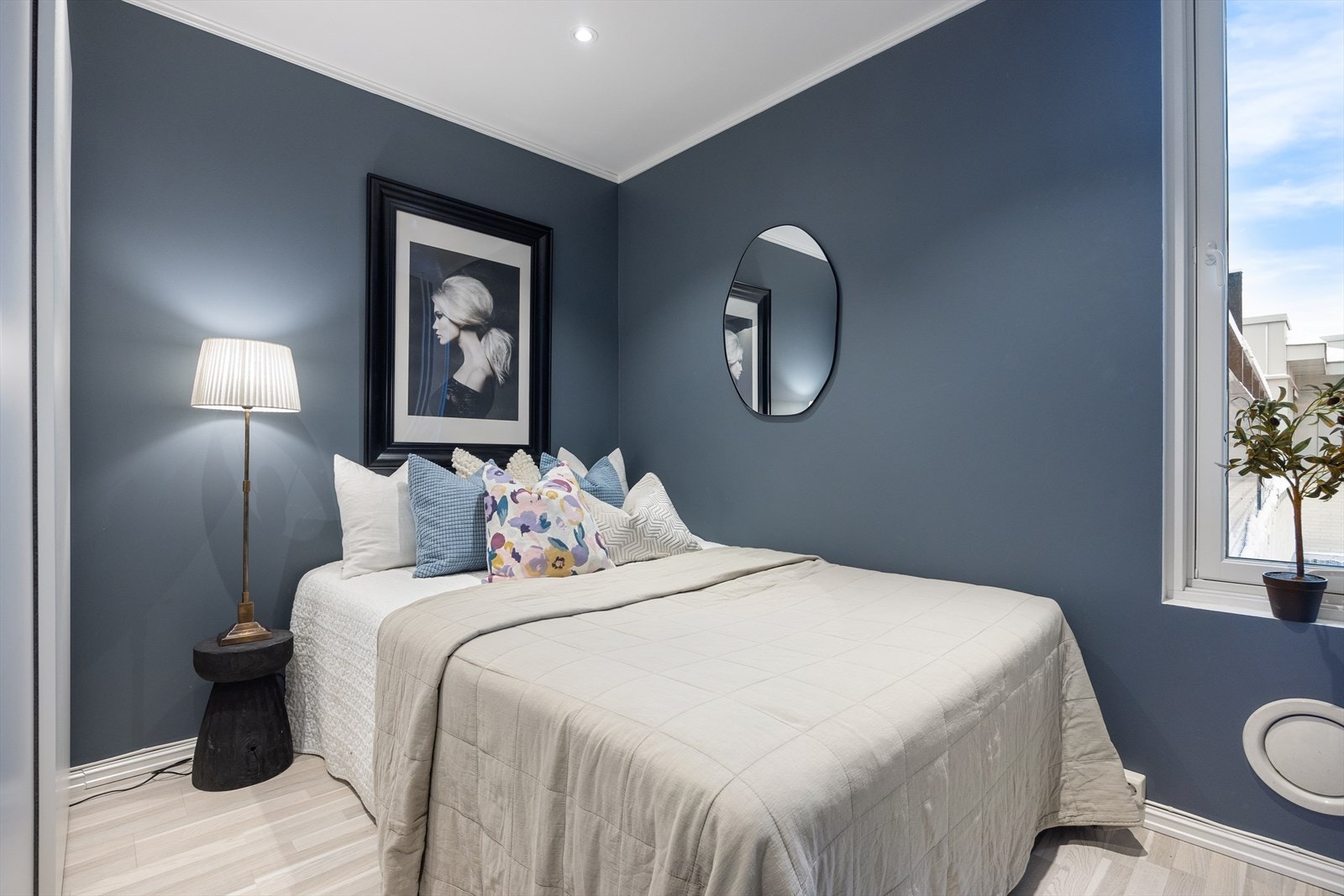 Soverommet er av god størrelse med god plass til dobbeltseng, nattbord og andre møbler. Galleribilde