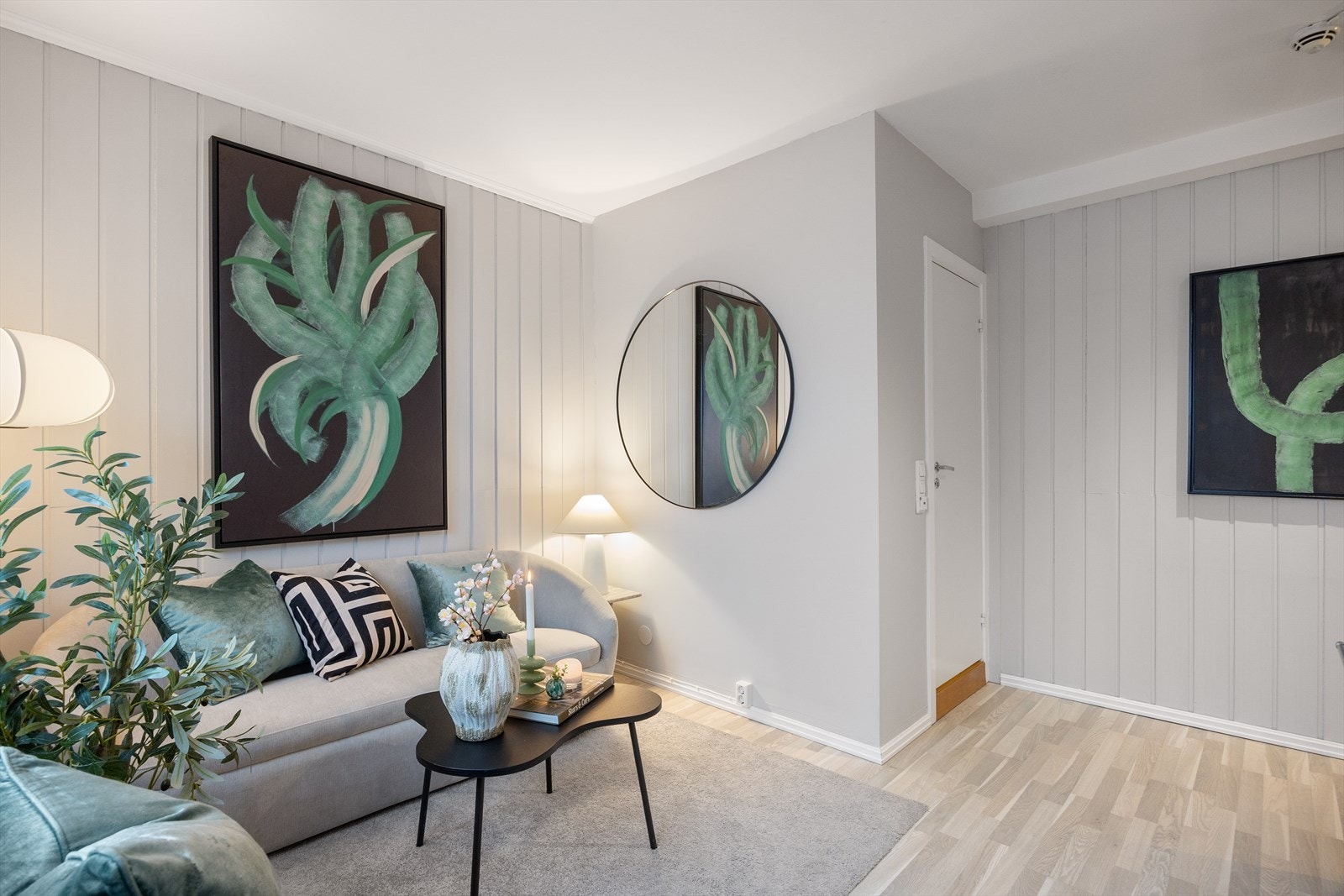 Gulvet er belagt med lyst, flott laminat, og overflatene er malt i behagelige fargetoner. Galleribilde