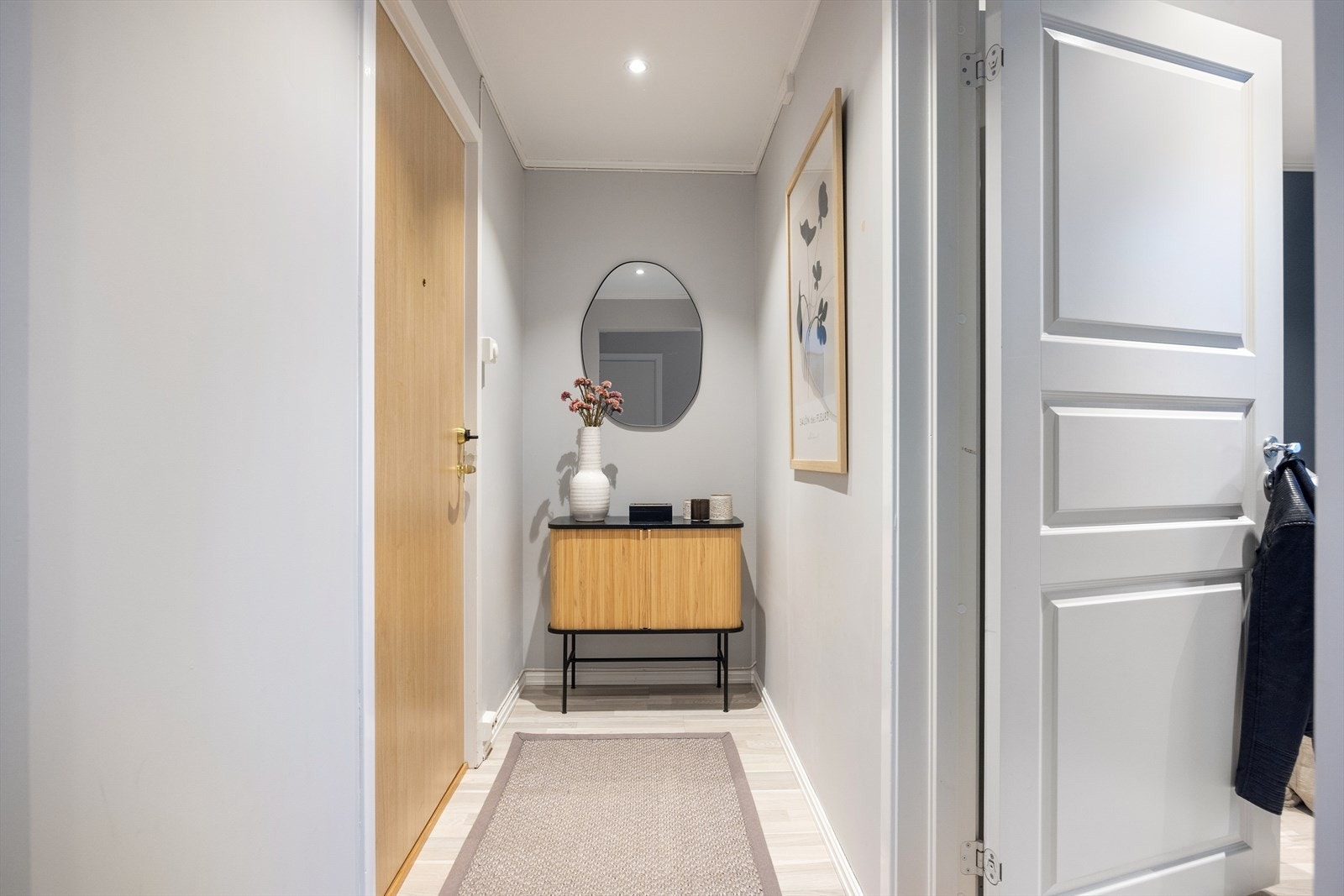 Romslig og innbydende entré/gang med god plass til oppbevaring av yttertøy. Galleribilde