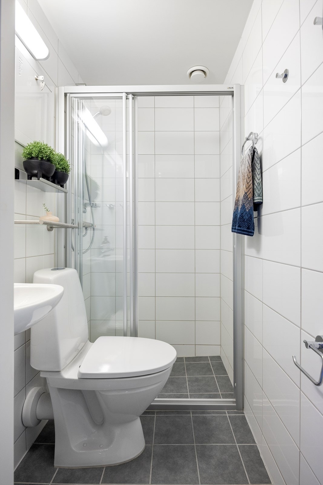 Delikat flislagt baderom fra 2014 med varmekabler i gulvet. Galleribilde