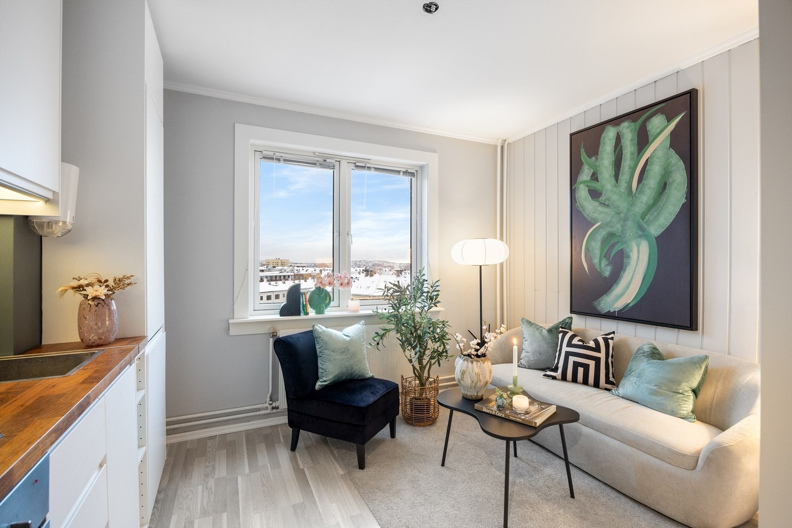 Vinduene er fra 2016 og gir rikelig med naturlig lys Galleribilde