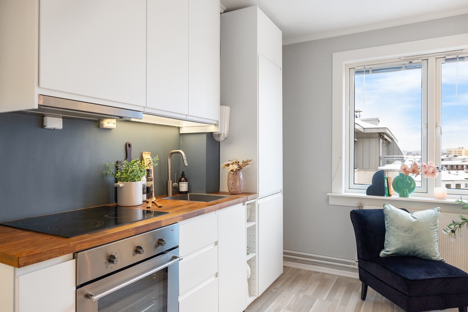 Stilrent kjøkken, pusset opp i 2017, med hvite slette fronter og rikelig med skap- og arbeidsplass. Galleribilde