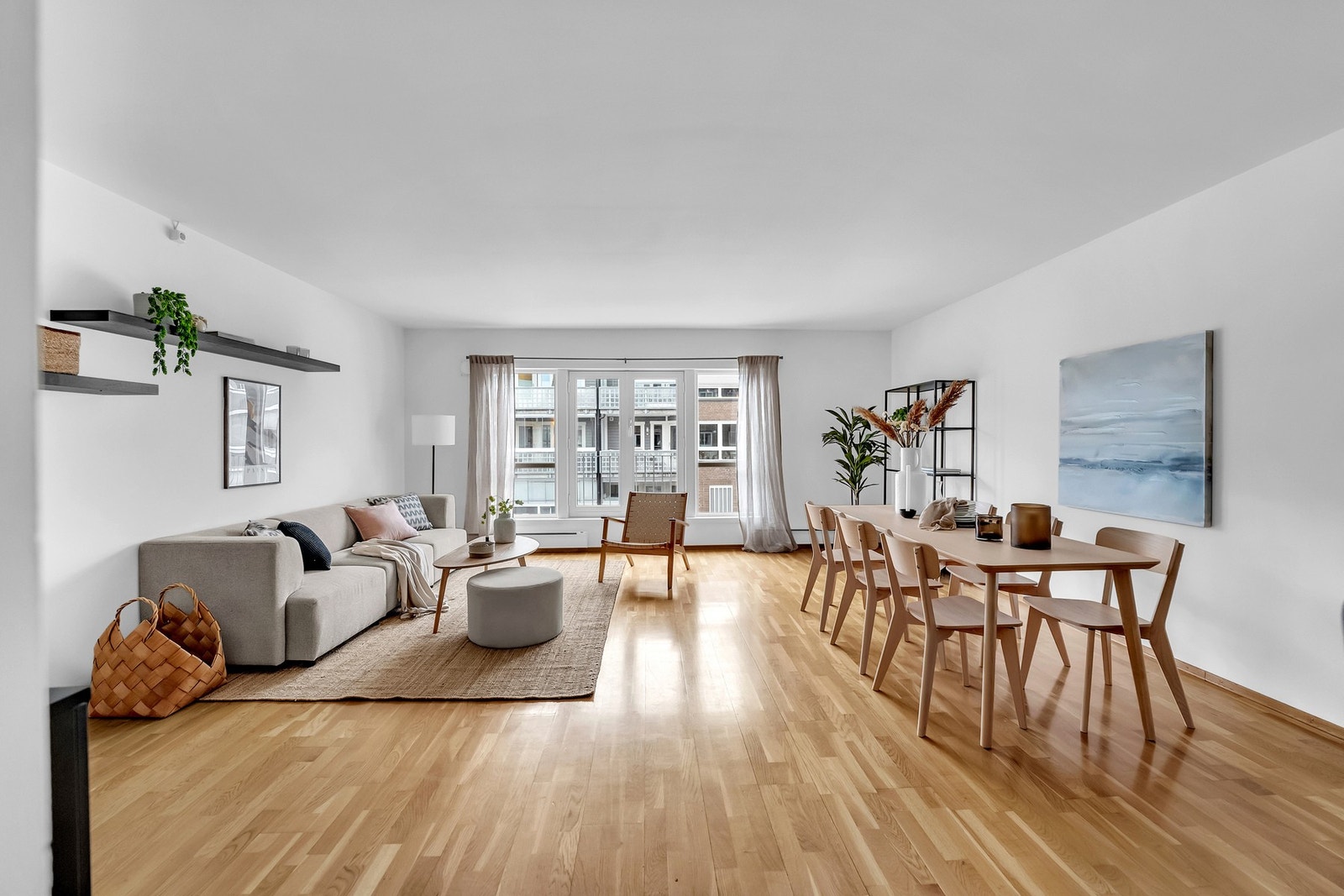 Store vindusflater gir godt med naturlig belysning. Galleribilde