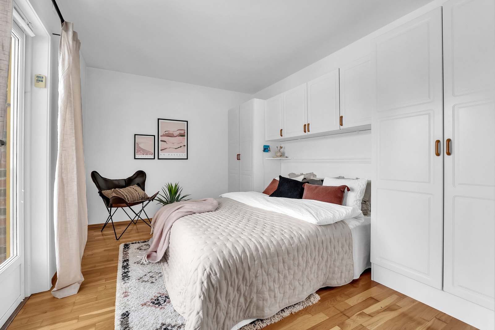Soverommet har god plass til dobbeltseng. Galleribilde