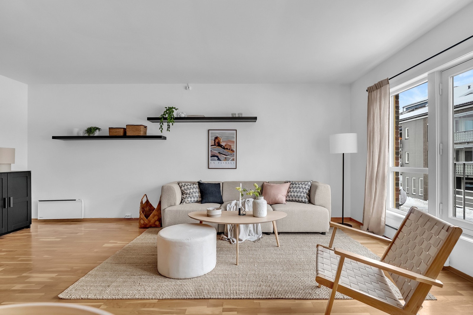 Den store stuen gjør det mulig å passe en stor sittegruppe. Galleribilde