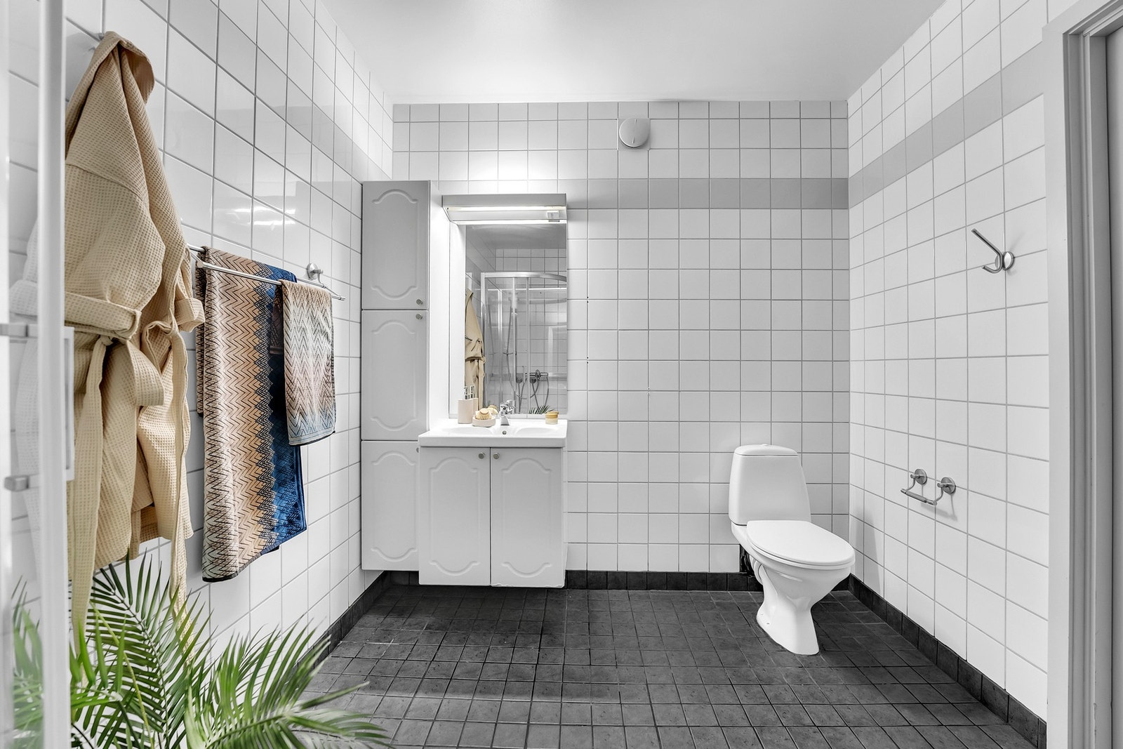 Badet inneholder servant, toalett og dusj. Galleribilde