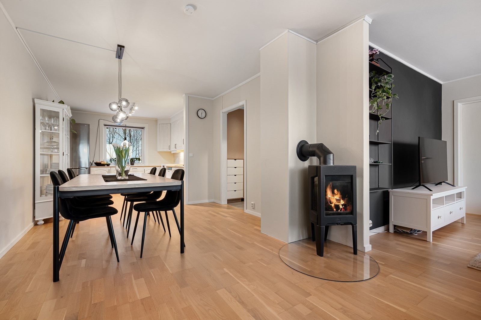 Stue/Spisestue med god plass for stort spisebord og stoler. Lun og deilig vedovn for kos og hygge. Galleribilde