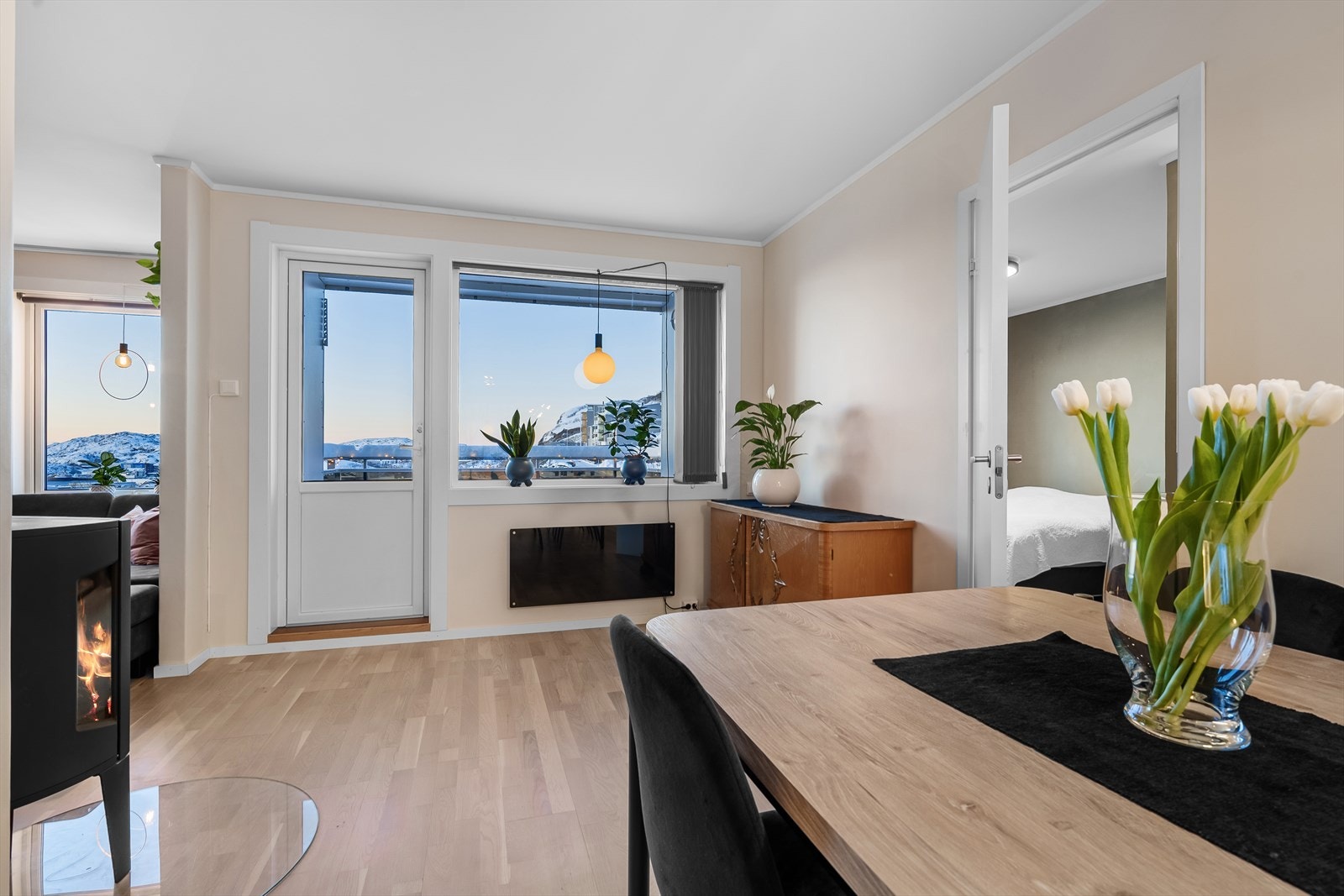 Spisestue/stue med utgang til balkong. Galleribilde