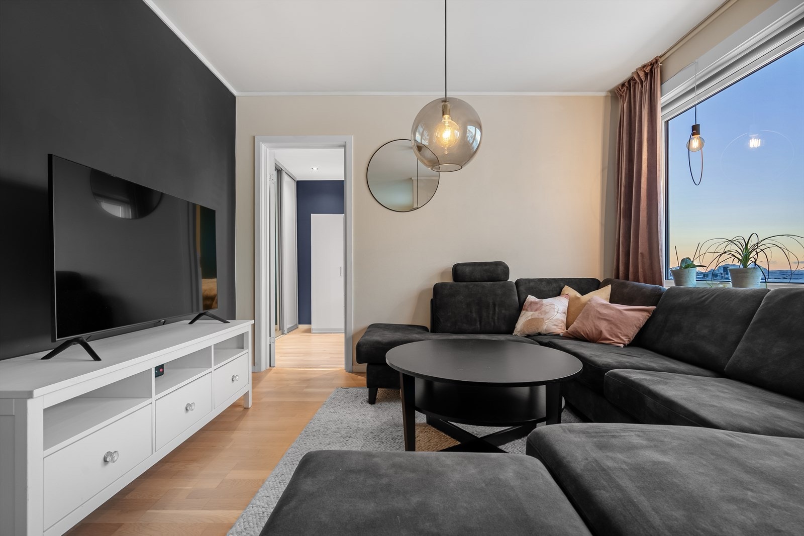 Stue/tv-stue med nydelig utsikt mot byen. Galleribilde