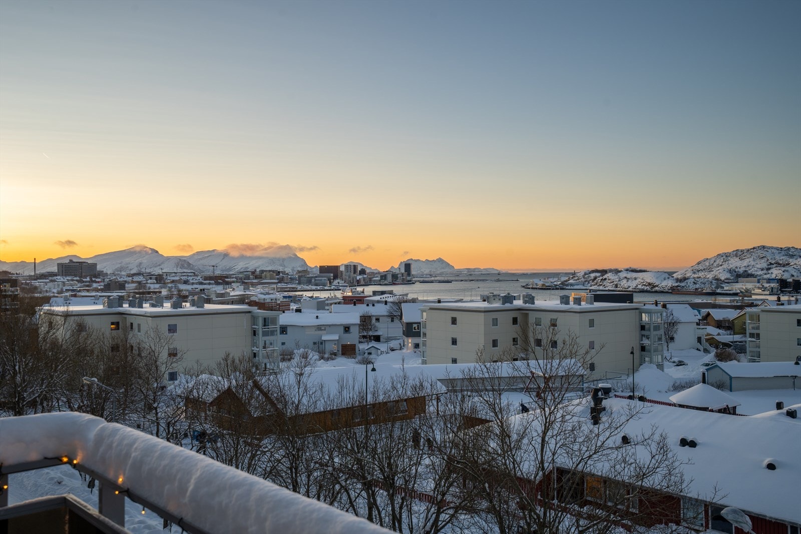 Velkommen til ei flott 4-roms toppleilighet med nydelig utsikt, og med sentral og populær beliggenhet. Galleribilde