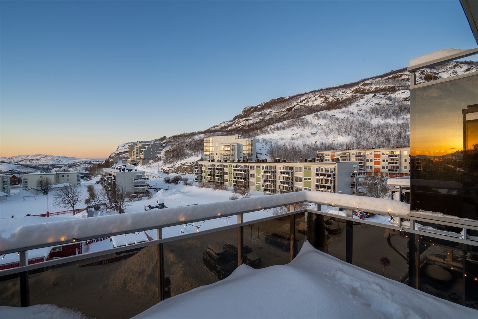 Utsikt mot bla. Rønvika, Bodø sentrum/havn, Sandhornet og Hjartøya, samt svært lite innsyn! Galleribilde