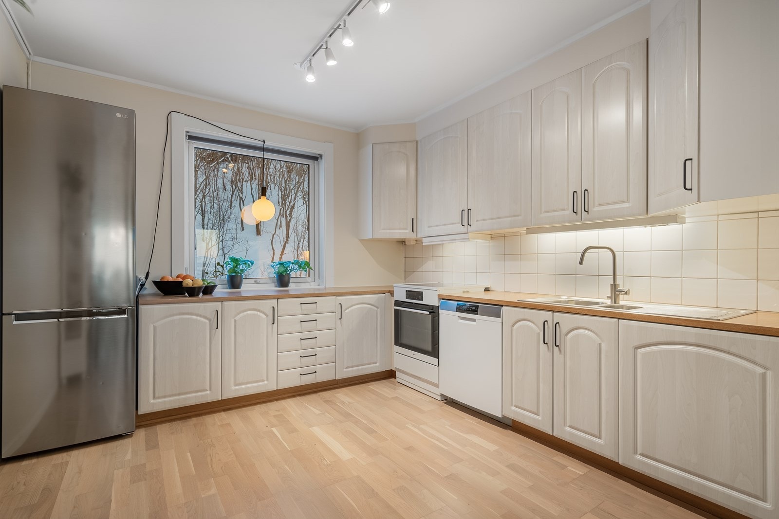 Rikelig med benk og skapplass. Galleribilde