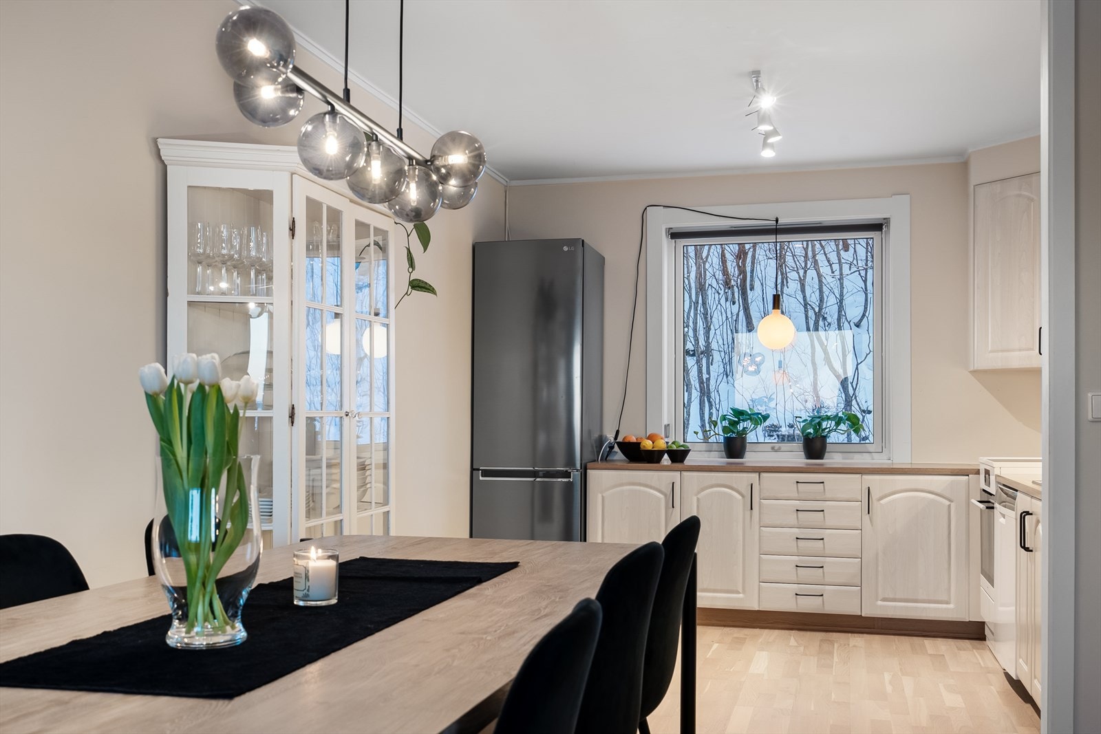 Romslig kjøkken med god plass for kokkelering. Galleribilde