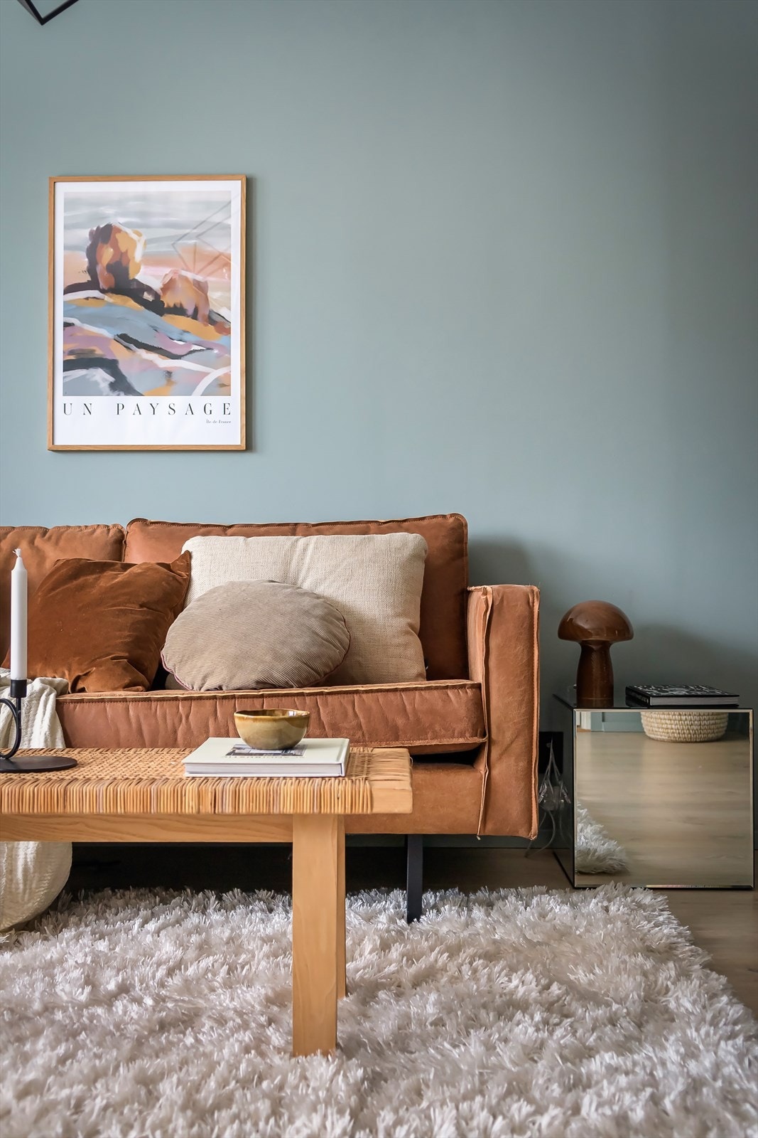 Veggene er malt i en behagelig fargetone som står i stil med det pene laminatgulvet - noe som er gjennomgående for øvrige rom i boligen Galleribilde