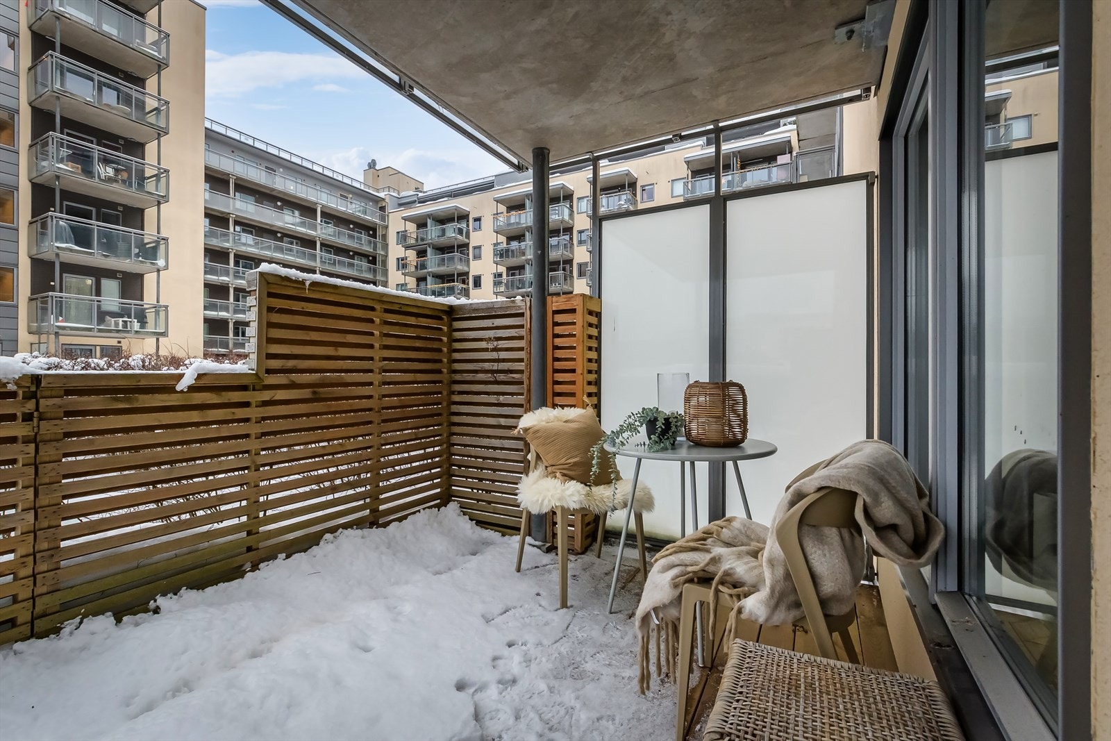 Det er god plass til terrassemøbler og her kan lange sommerdager nytes med venner og familie Galleribilde