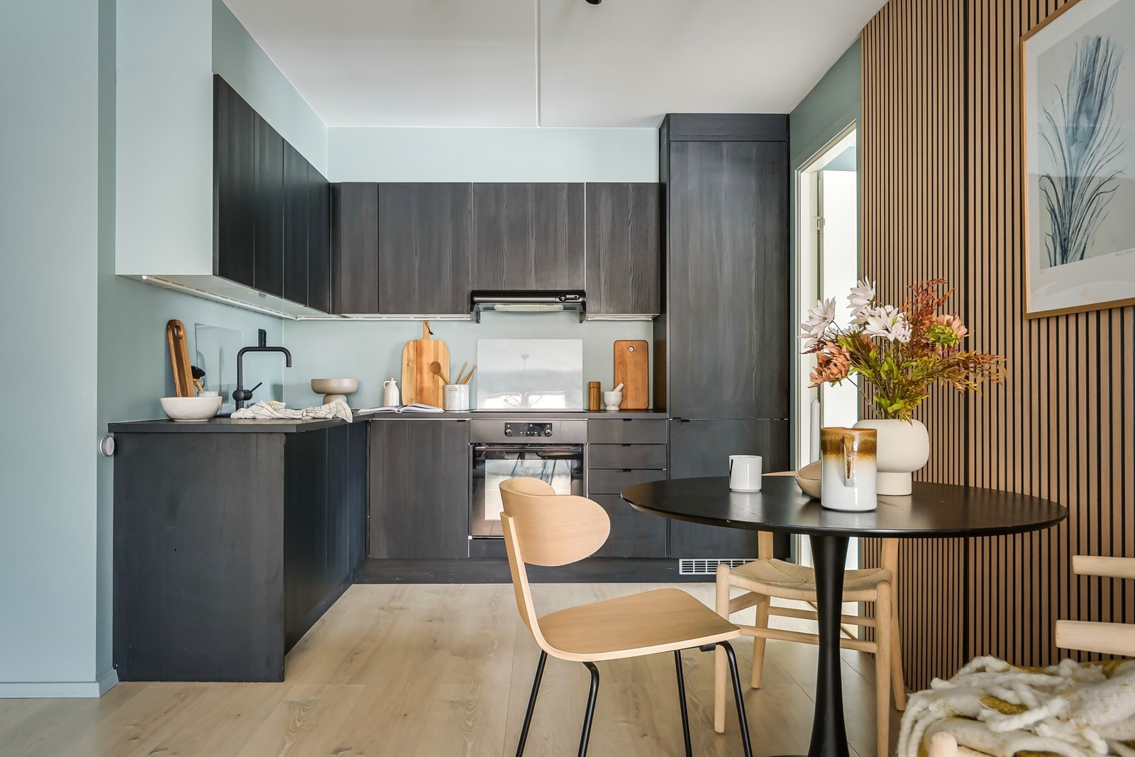 Velholdt kjøkkeninnredning, godt utnyttet med rikelig skap- og benkeplas Galleribilde