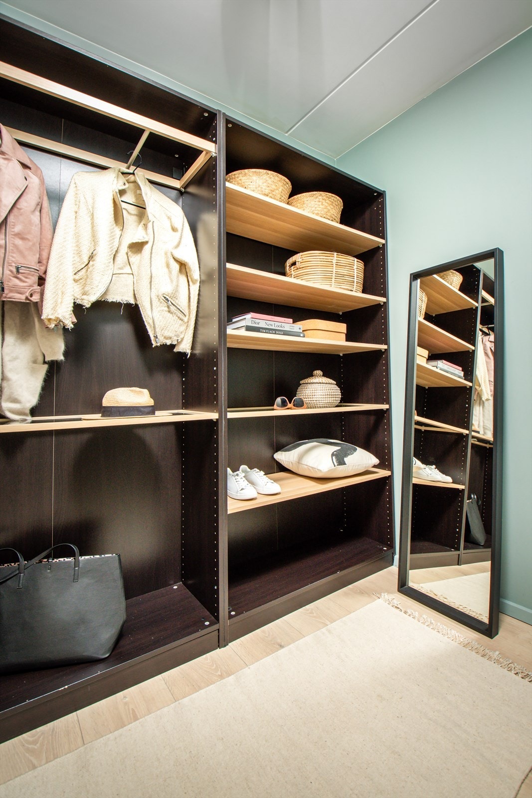 God plass til oppbevaring av klær, sko, støvsuger osv. Galleribilde