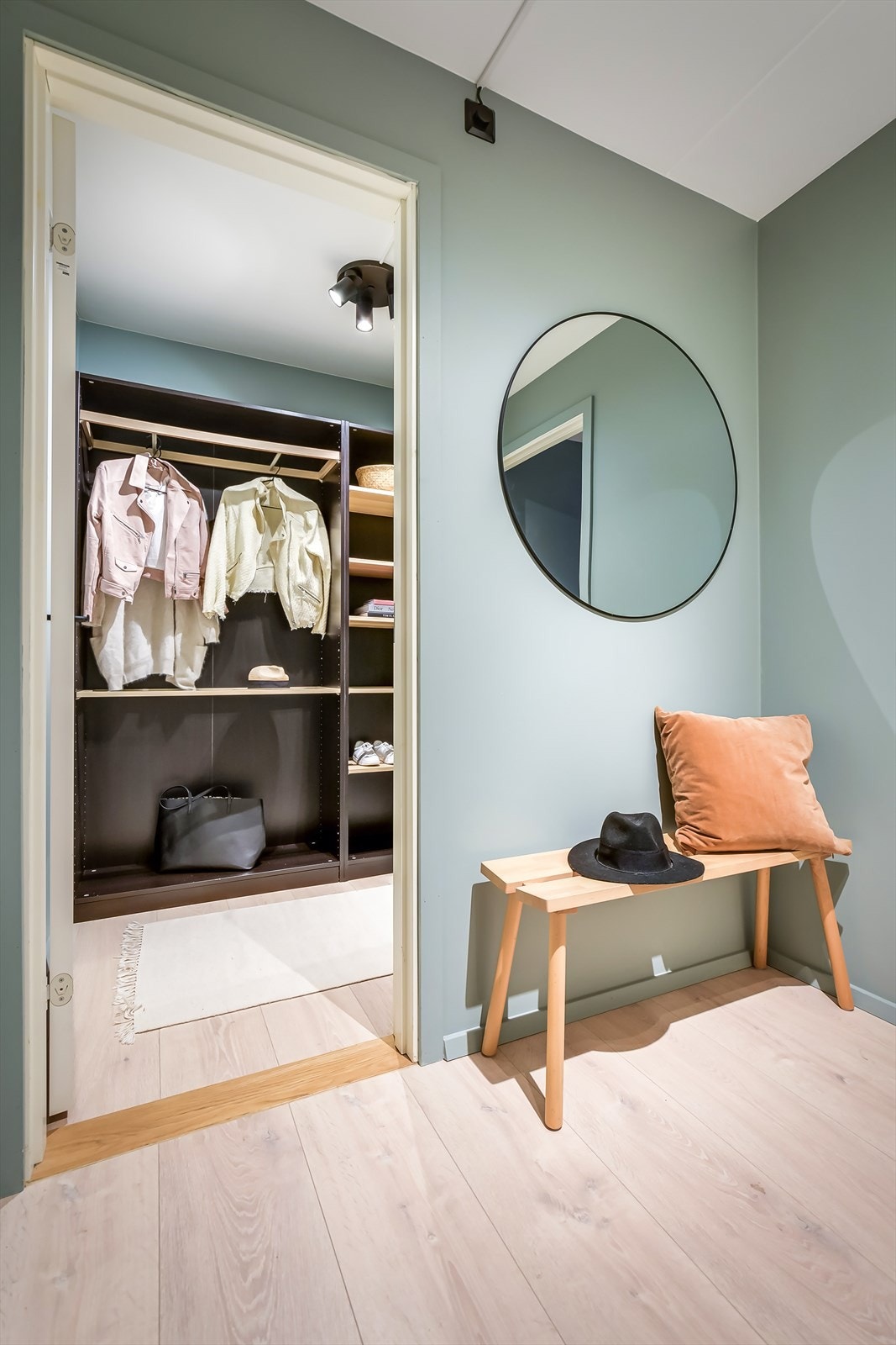 Entréen gir et flott førsteinntrykk av leiligheten og det er tilgang til en praktisk, innvendig bod Galleribilde