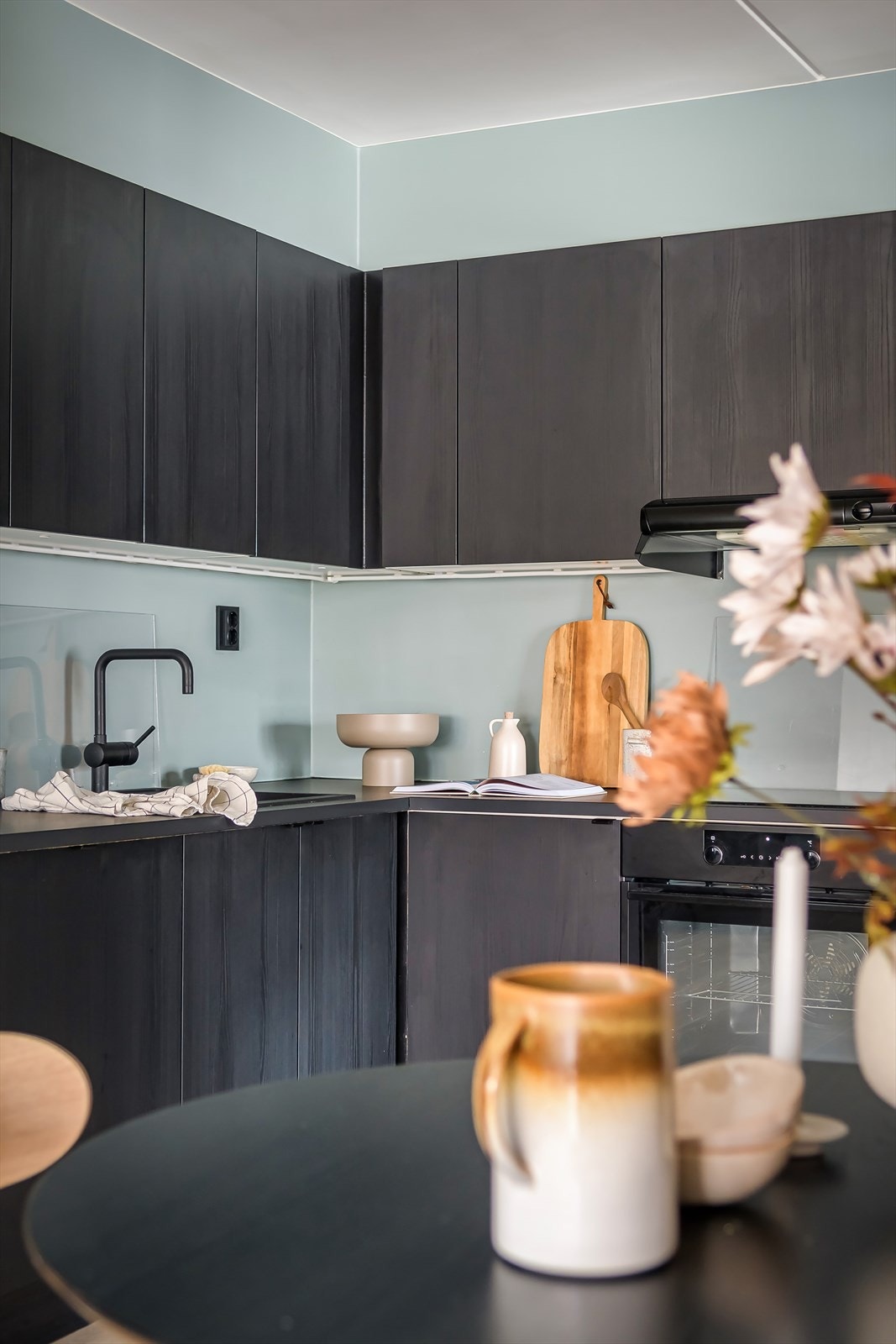 Kjøkkenet er utstyrt med integrert platetopp, stekeovn, oppvaskmaskin og kjøleskap Galleribilde