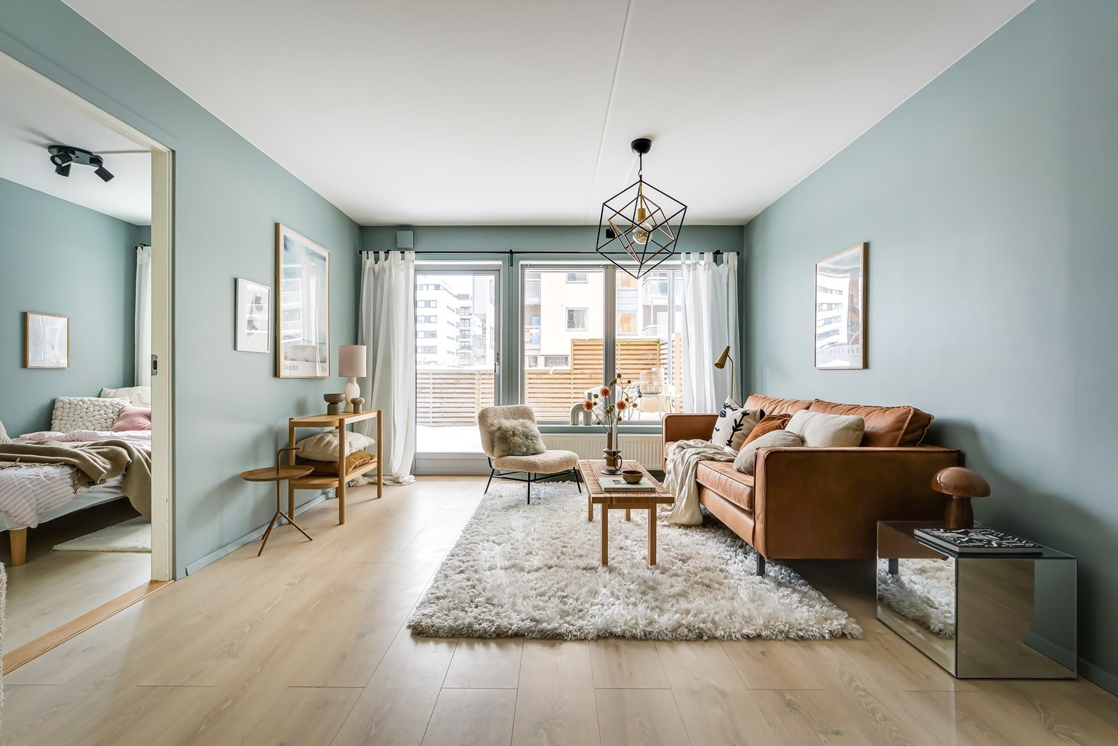 Fra stuen er det utgang til en stor og fin terrasse som ligger skjermet bak rekkverk og prydbusker Galleribilde