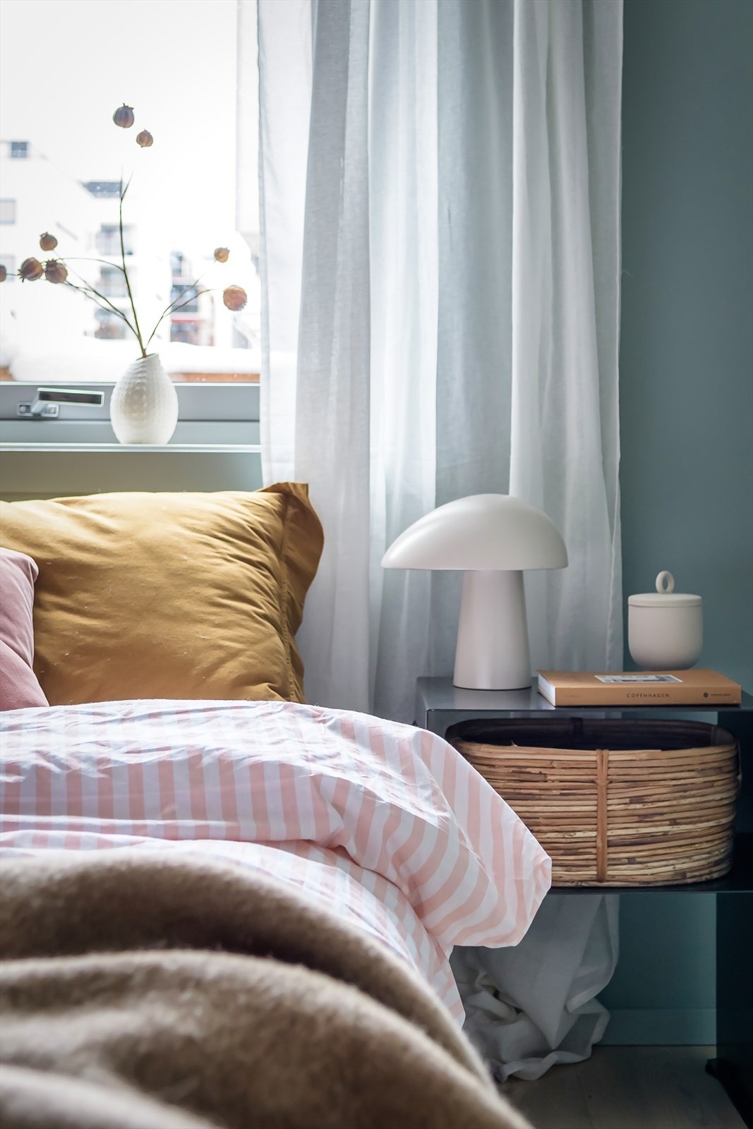 Det andre soverommet har også plass til dobbeltseng, nattbord og klesoppbevaring Galleribilde