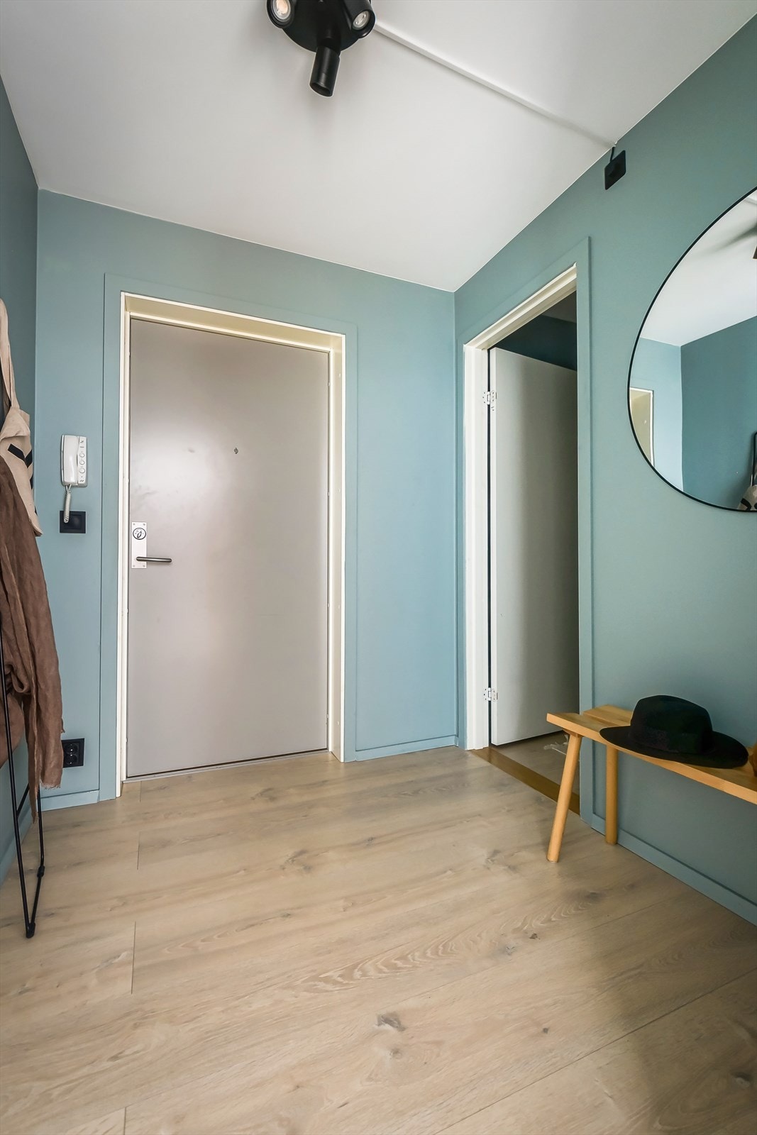 Leiligheten har enkel adkomst, og er det dørcalling som sørger for trygg og effektiv innslipp av besøkende Galleribilde