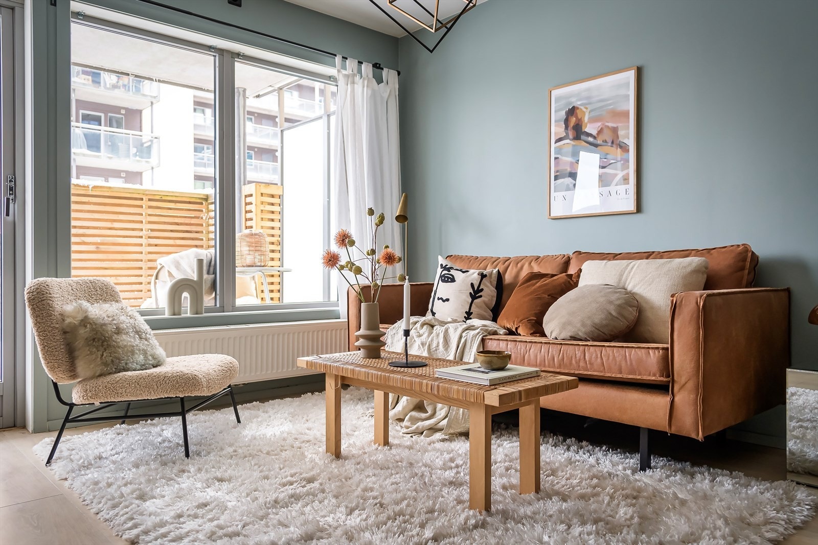 Stuen har store vindusflater som strekker seg fra gulv til tak og som gir godt med naturlig lys Galleribilde