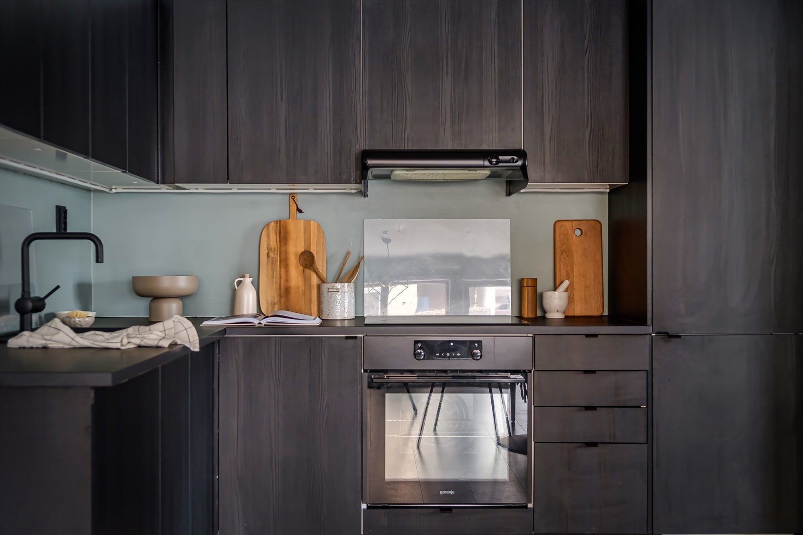 Laminat benkeplate med nedfelt kum og lys under overskap sørger for enkel rengjøring og vedlikehold Galleribilde