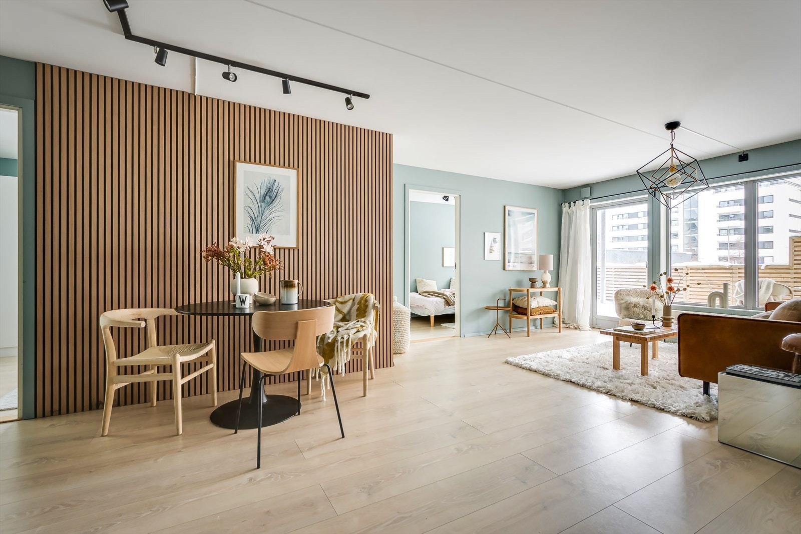 Rommet har fin utforming og plass til å innrede med sofagruppe og tilhørende møblement Galleribilde