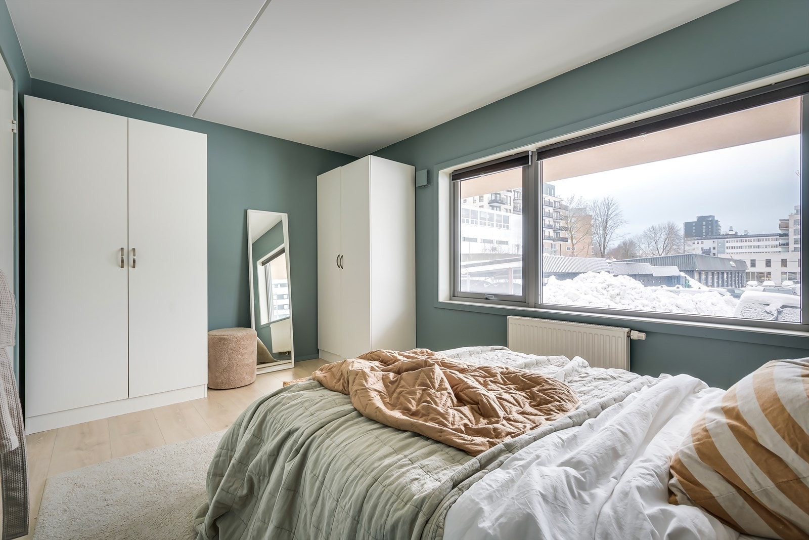 Store vindusflater gir mye naturlig lys Galleribilde