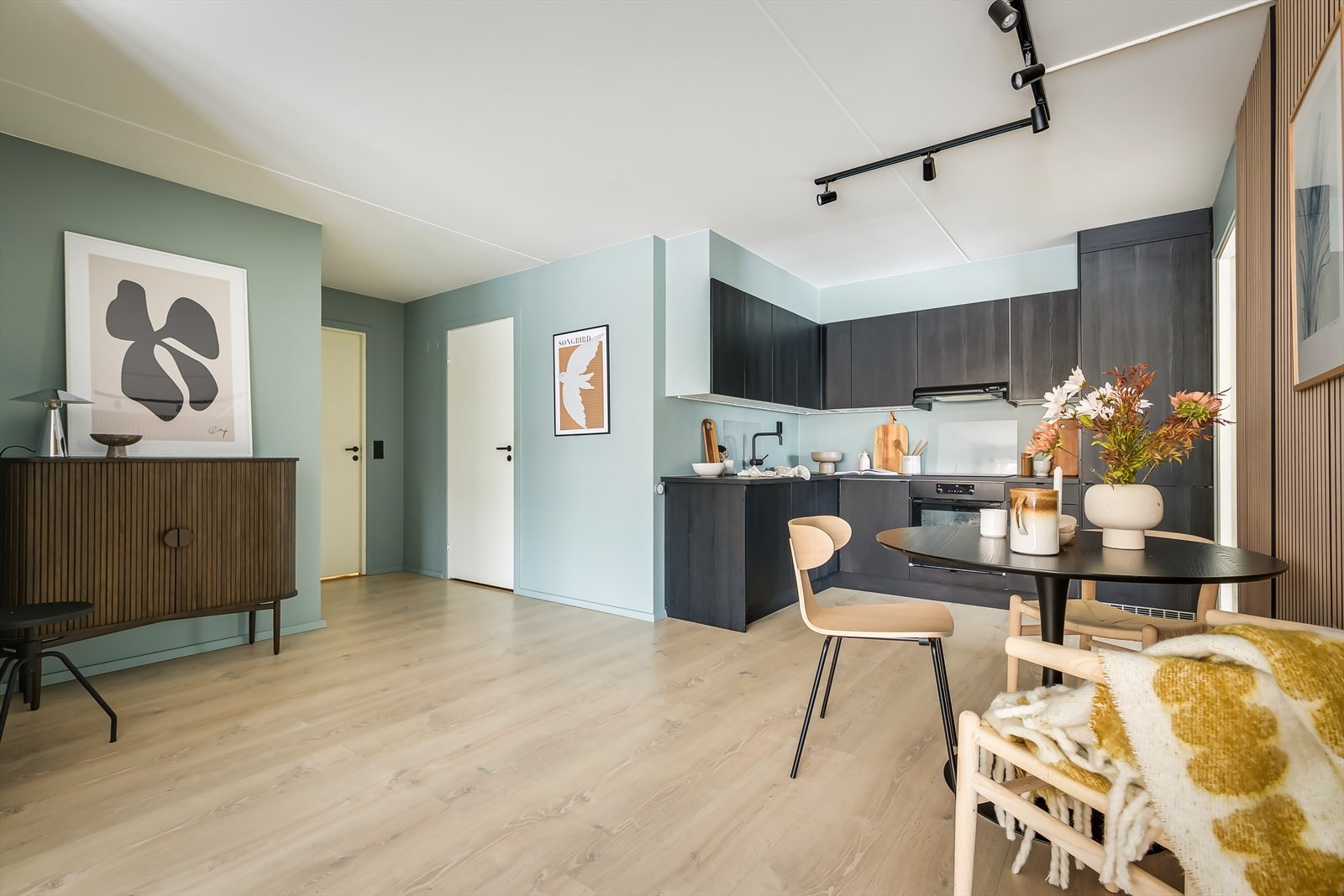 Moderne kjøkken i åpen løsning - helt perfekt når man har venner over til middag Galleribilde