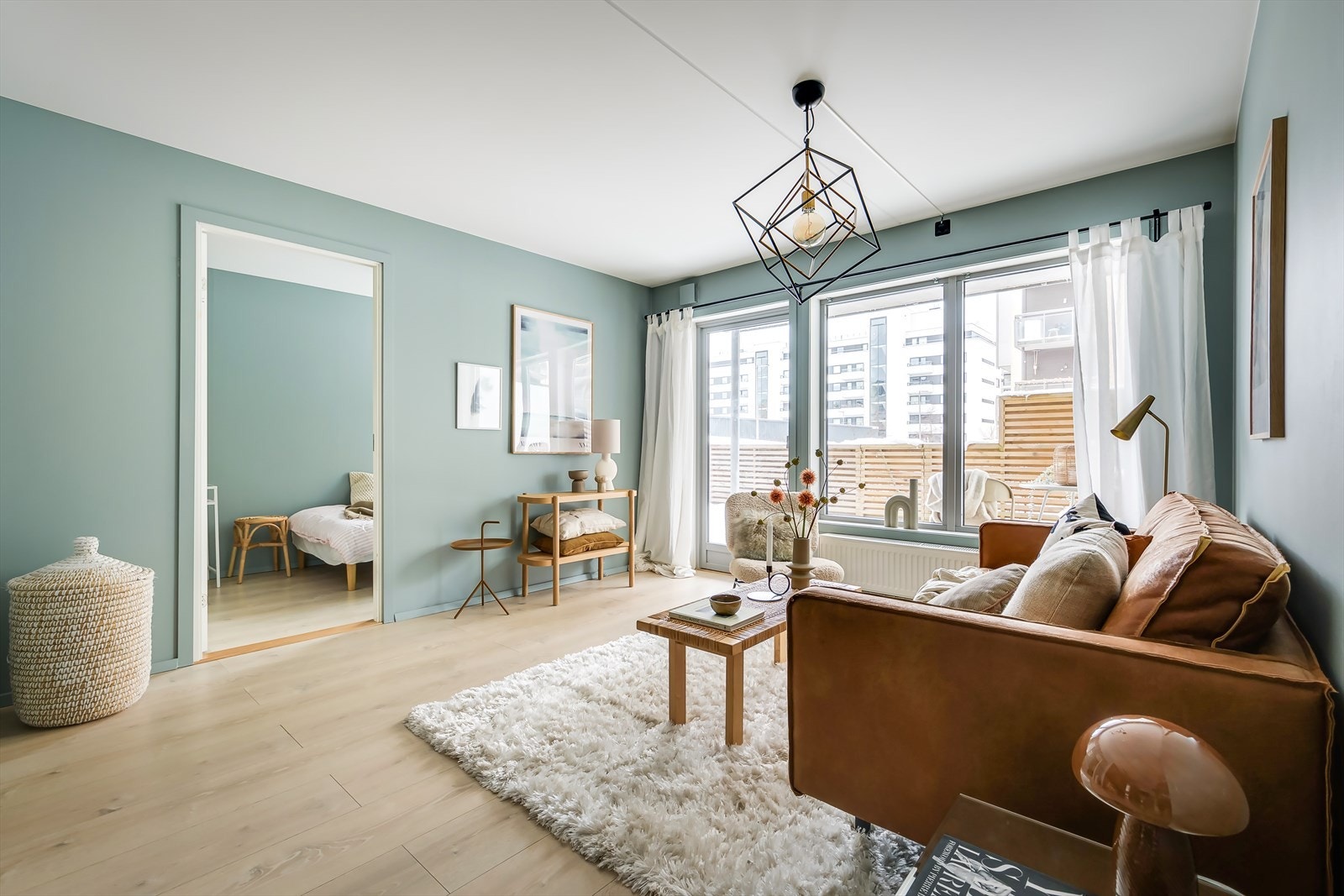 Leiligheten inneholder en sosial stue med åpen kjøkkenløsning, bad, innvendig bod og 2 soverom Galleribilde