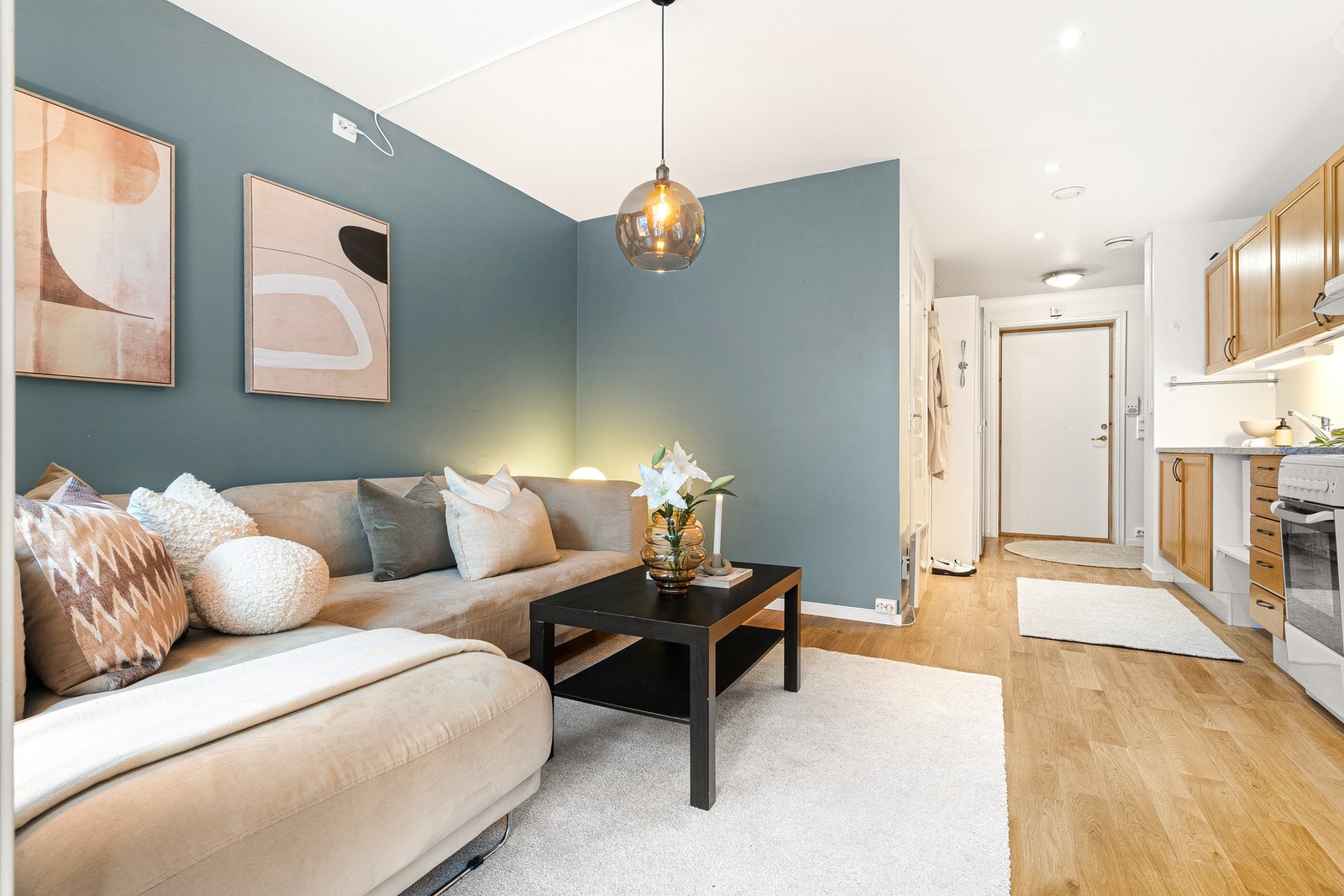 Her får du en åpen stue/kjøkkenløsning på 15 kvm, med god plass til sofagruppe og tilhørende møblement. Galleribilde