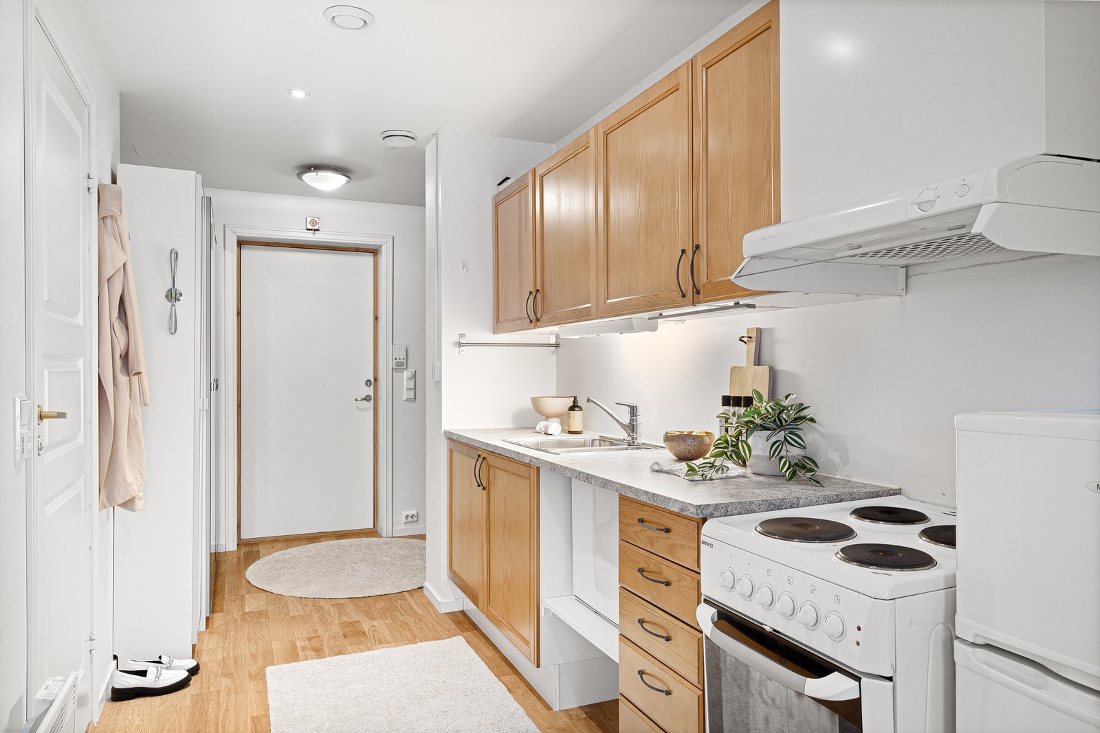 Kjøkkenet er utstyrt med innredning med profilerte fronter, benkeplate i laminat. Galleribilde