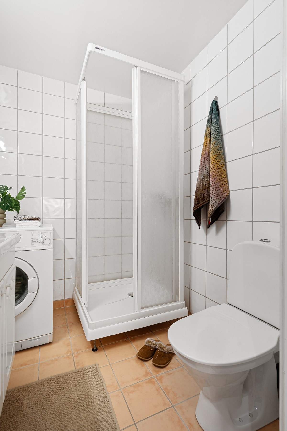 Flislagt på gulv og vegger. Galleribilde