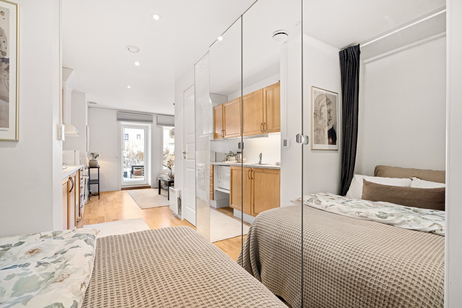 Innredet med garderobeskap. Galleribilde