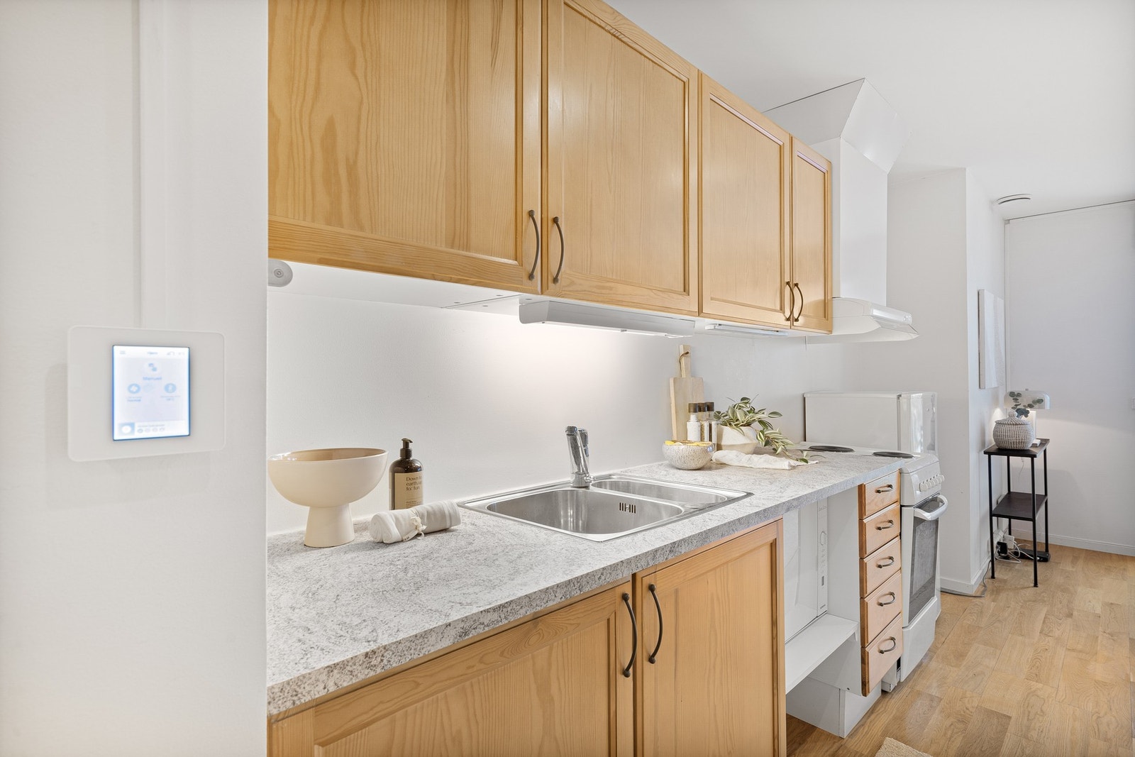 Lyst kjøkken fra 2004. Boligen holder en gjennomgående god standard og borettslaget har gjort gode oppgraderinger. Galleribilde